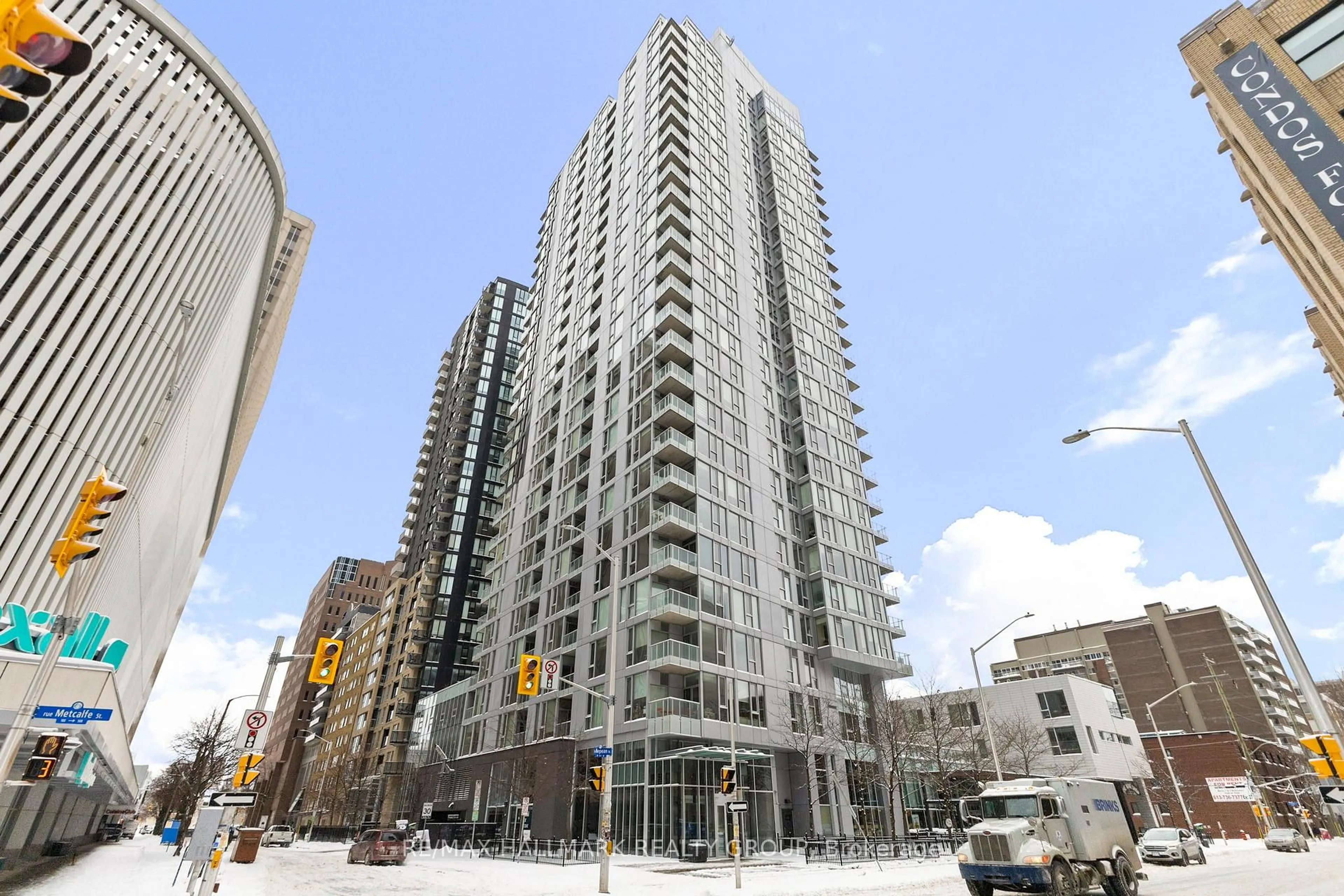 Patio, building for 179 Metcalfe St #1010, Ottawa Ontario K2P 1P7