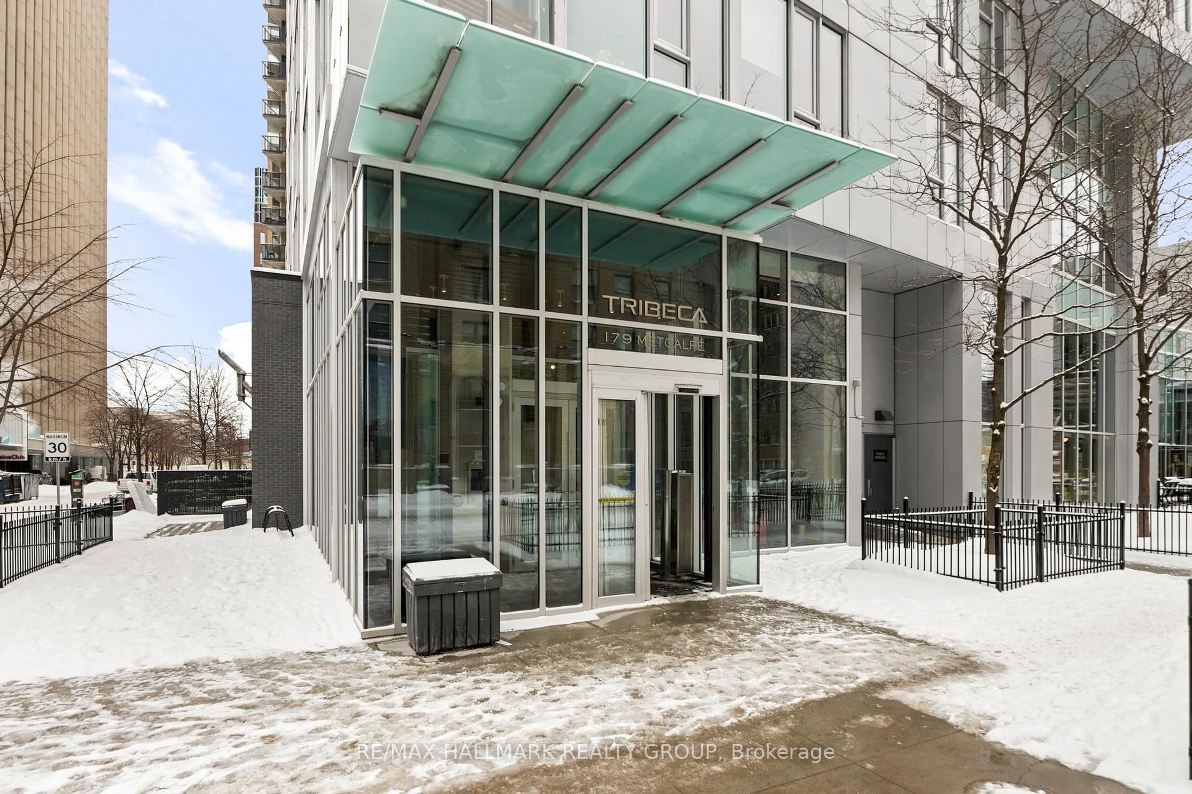 Indoor foyer for 179 Metcalfe St #1010, Ottawa Ontario K2P 1P7