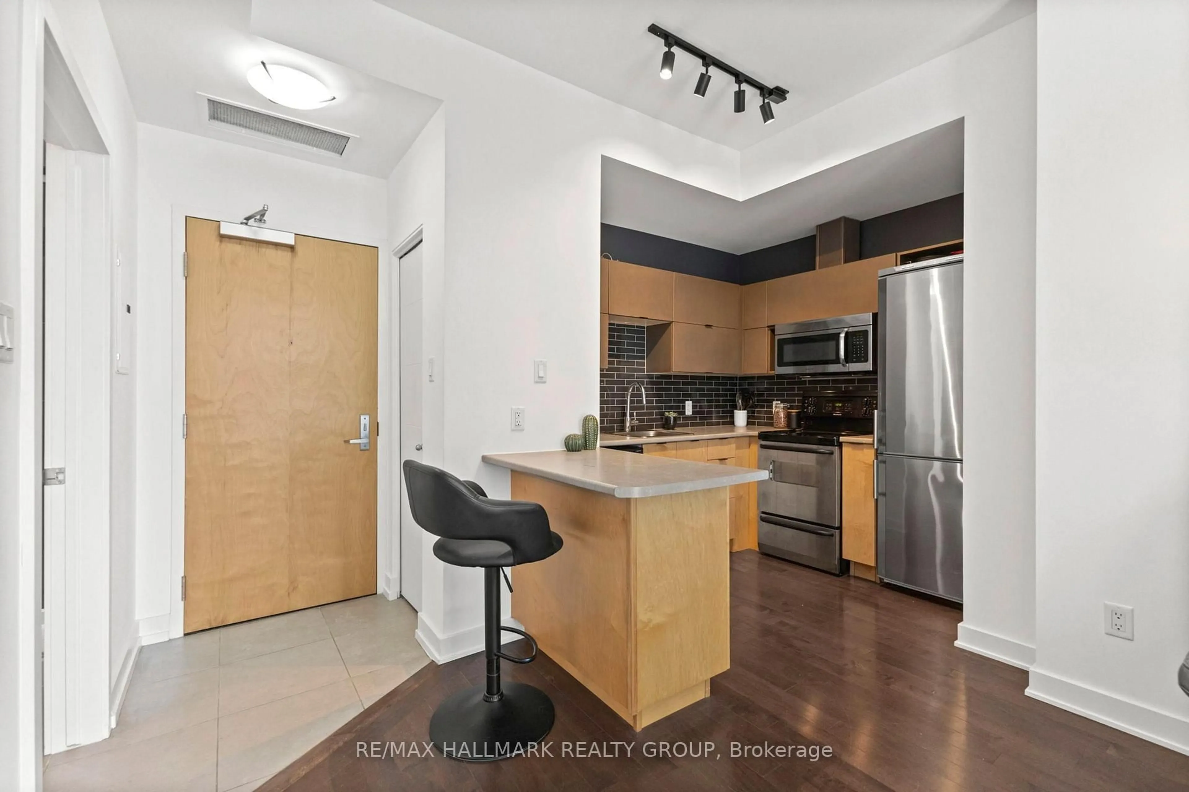 Standard kitchen, unknown for 179 Metcalfe St #1010, Ottawa Ontario K2P 1P7