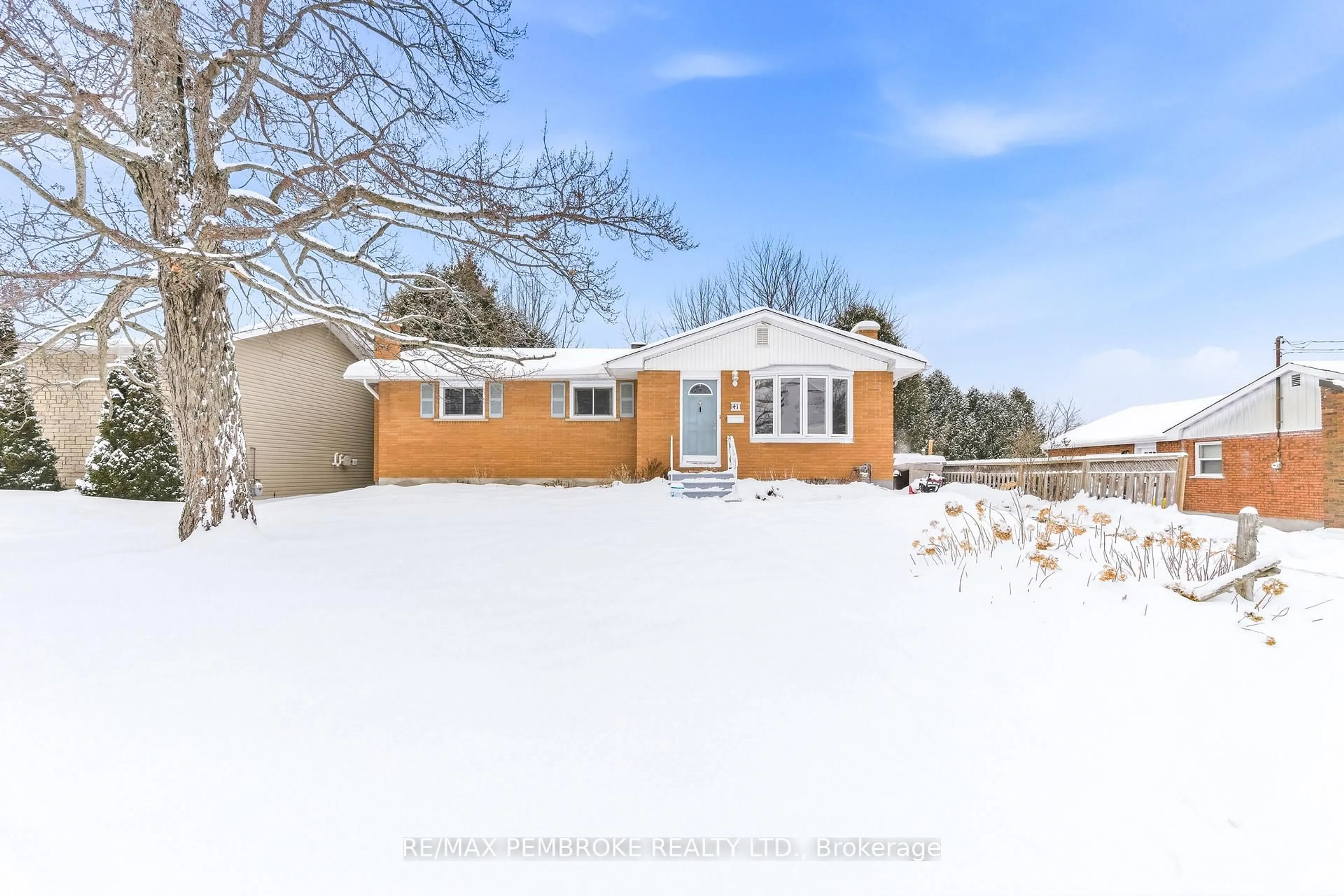 A pic from outside/outdoor area/front of a property/back of a property/a pic from drone, street for 41 Selkirk St, Petawawa Ontario K8H 1P1