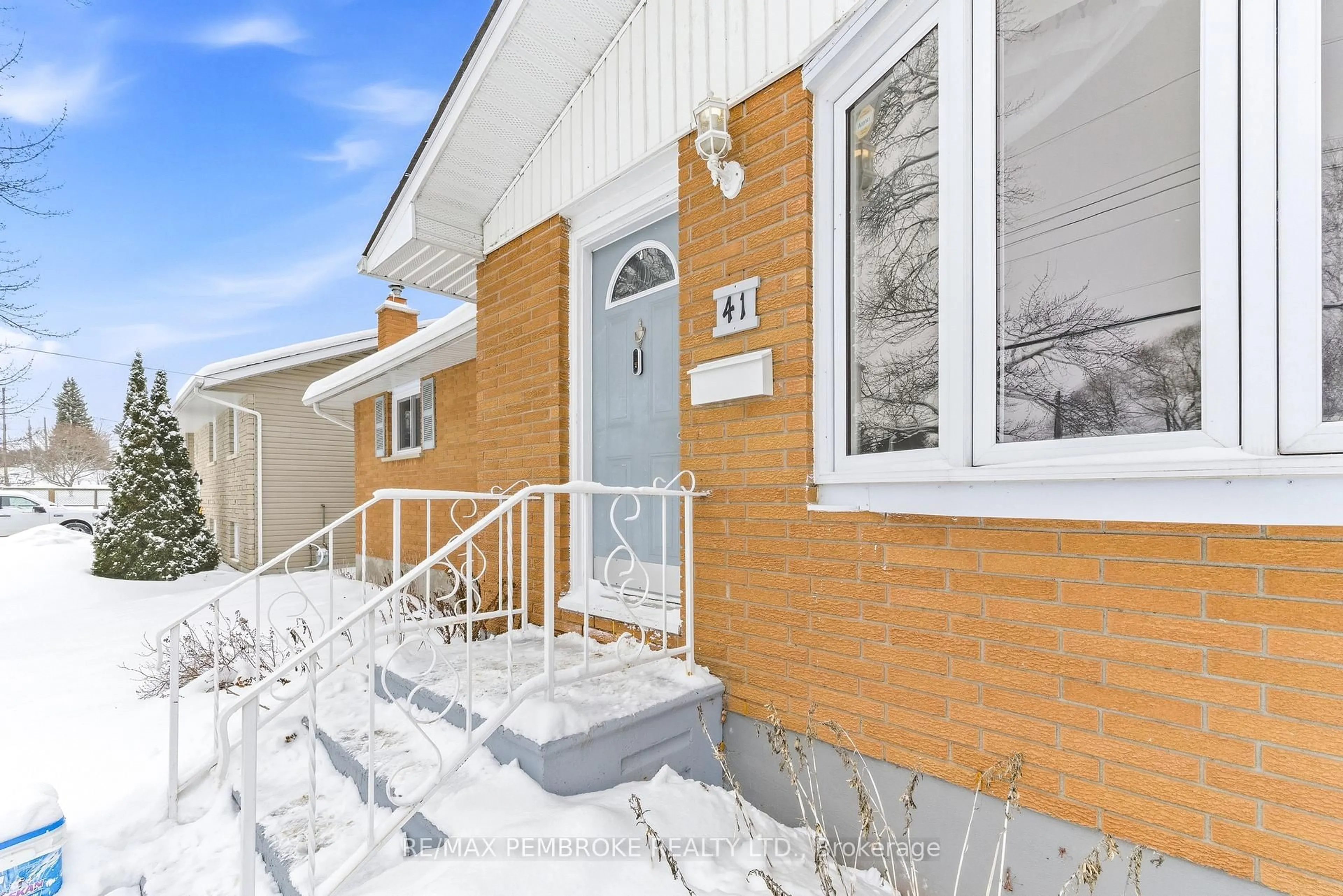 Unknown for 41 Selkirk St, Petawawa Ontario K8H 1P1