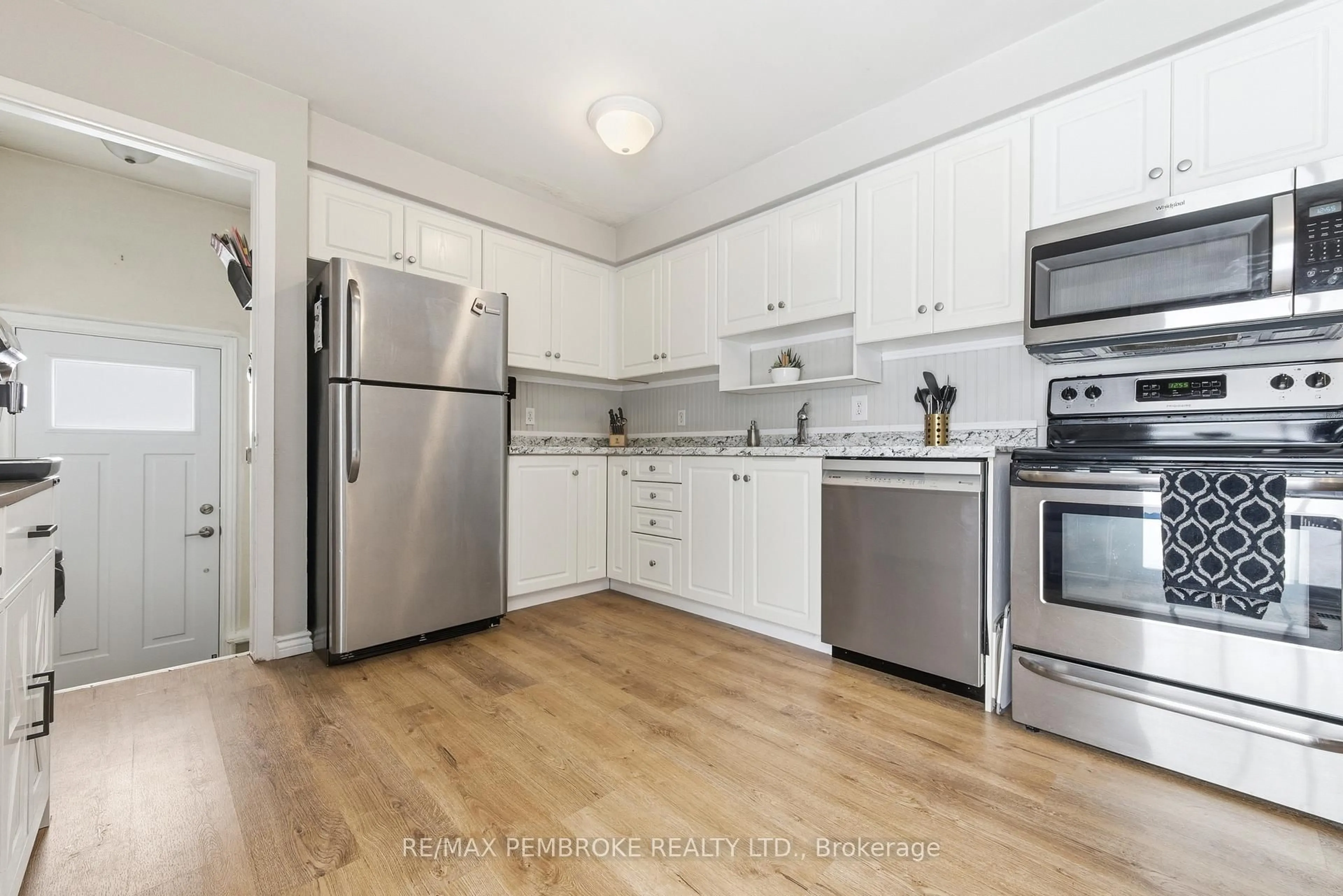 Standard kitchen, wood/laminate floor for 41 Selkirk St, Petawawa Ontario K8H 1P1