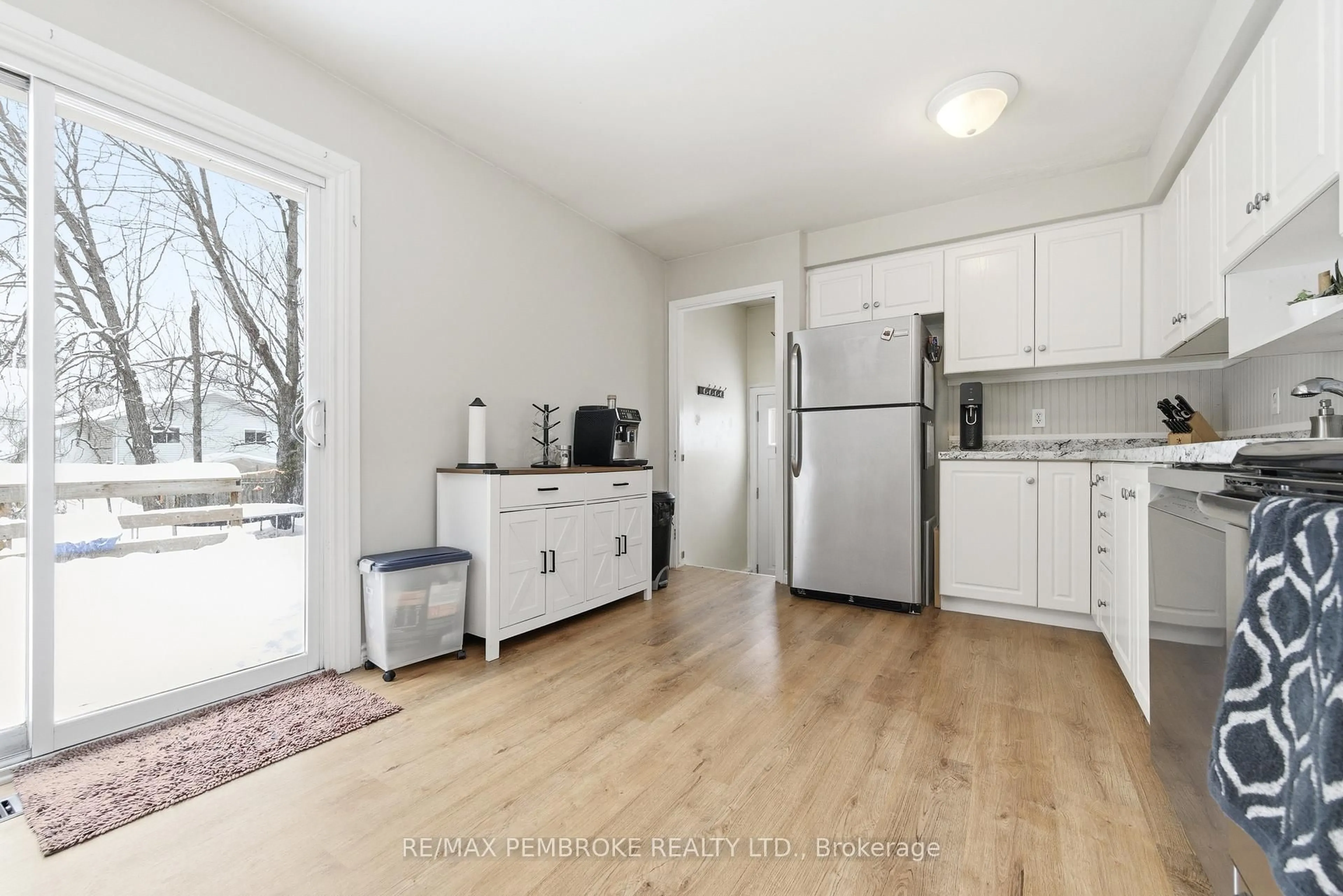 Unknown for 41 Selkirk St, Petawawa Ontario K8H 1P1