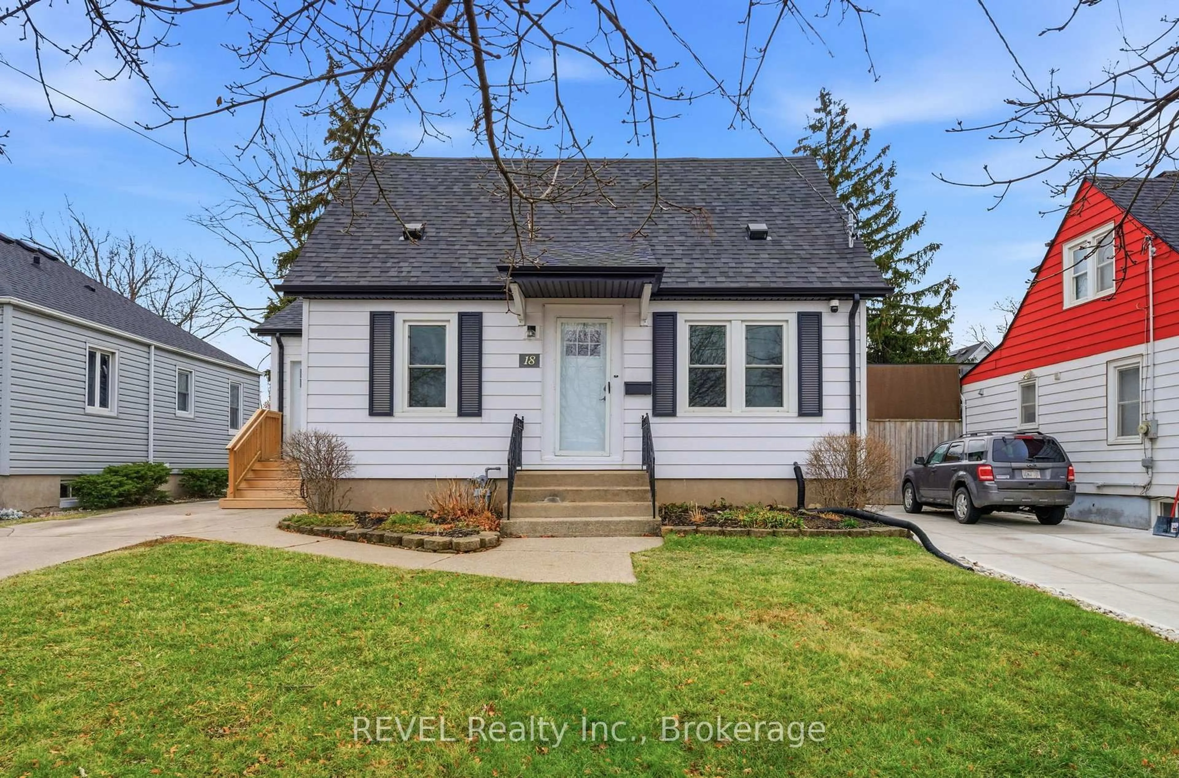 Home with vinyl exterior material, street for 18 Lincoln Ave, St. Catharines Ontario L2P 2C6
