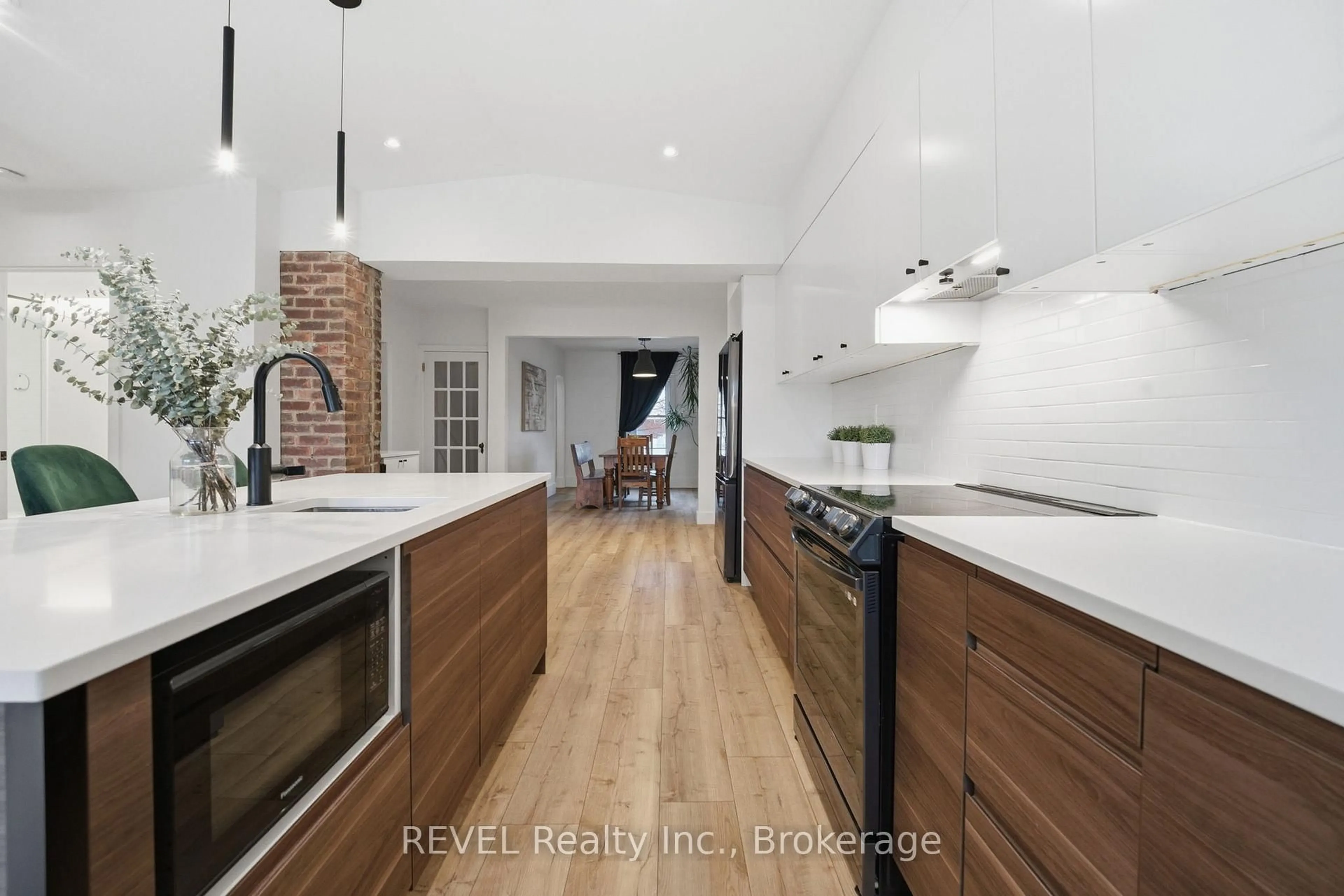 Open concept kitchen, ceramic/tile floor for 18 Lincoln Ave, St. Catharines Ontario L2P 2C6