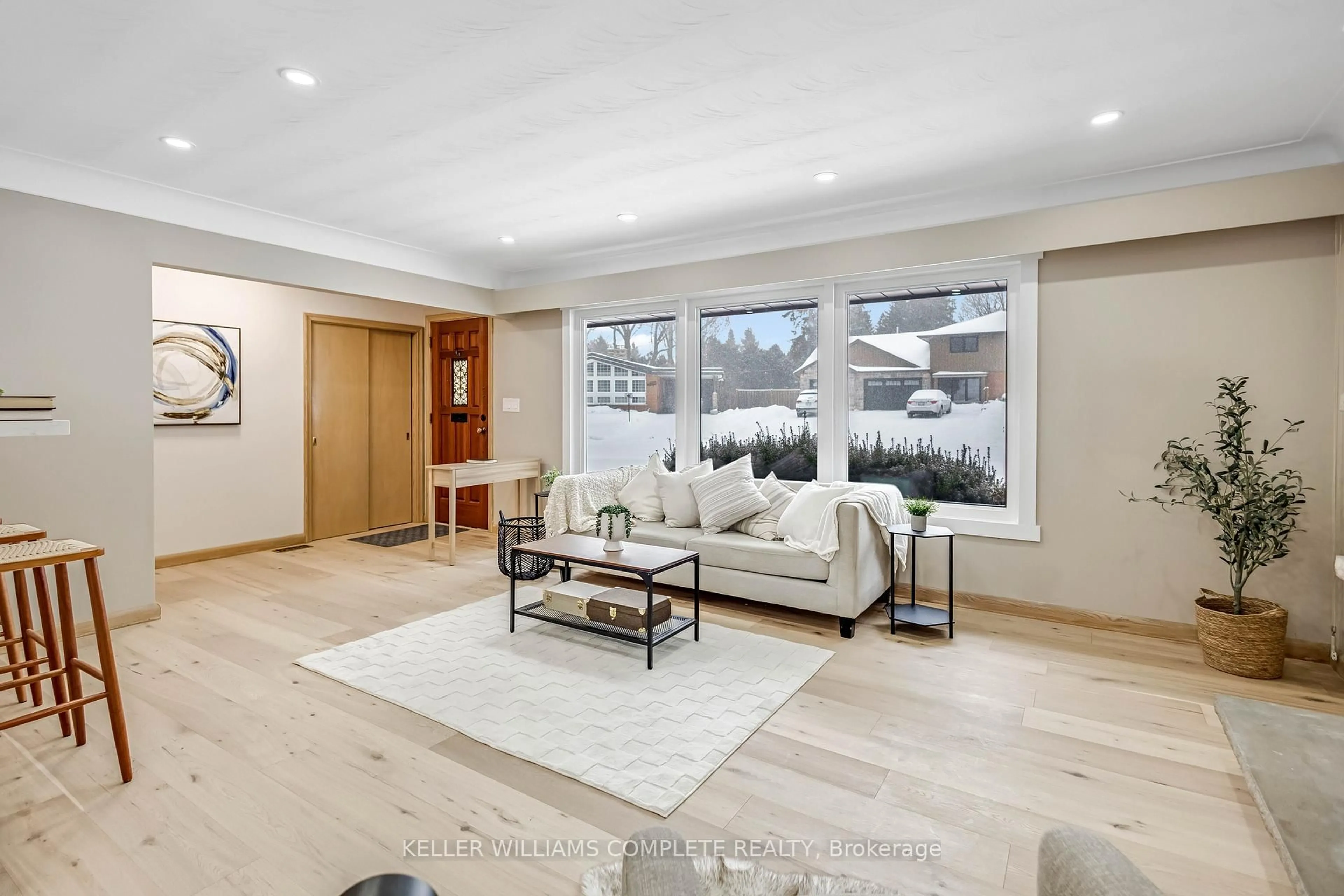 Living room with furniture, unknown for 626 IROQUOIS Ave, Hamilton Ontario L9G 3B4