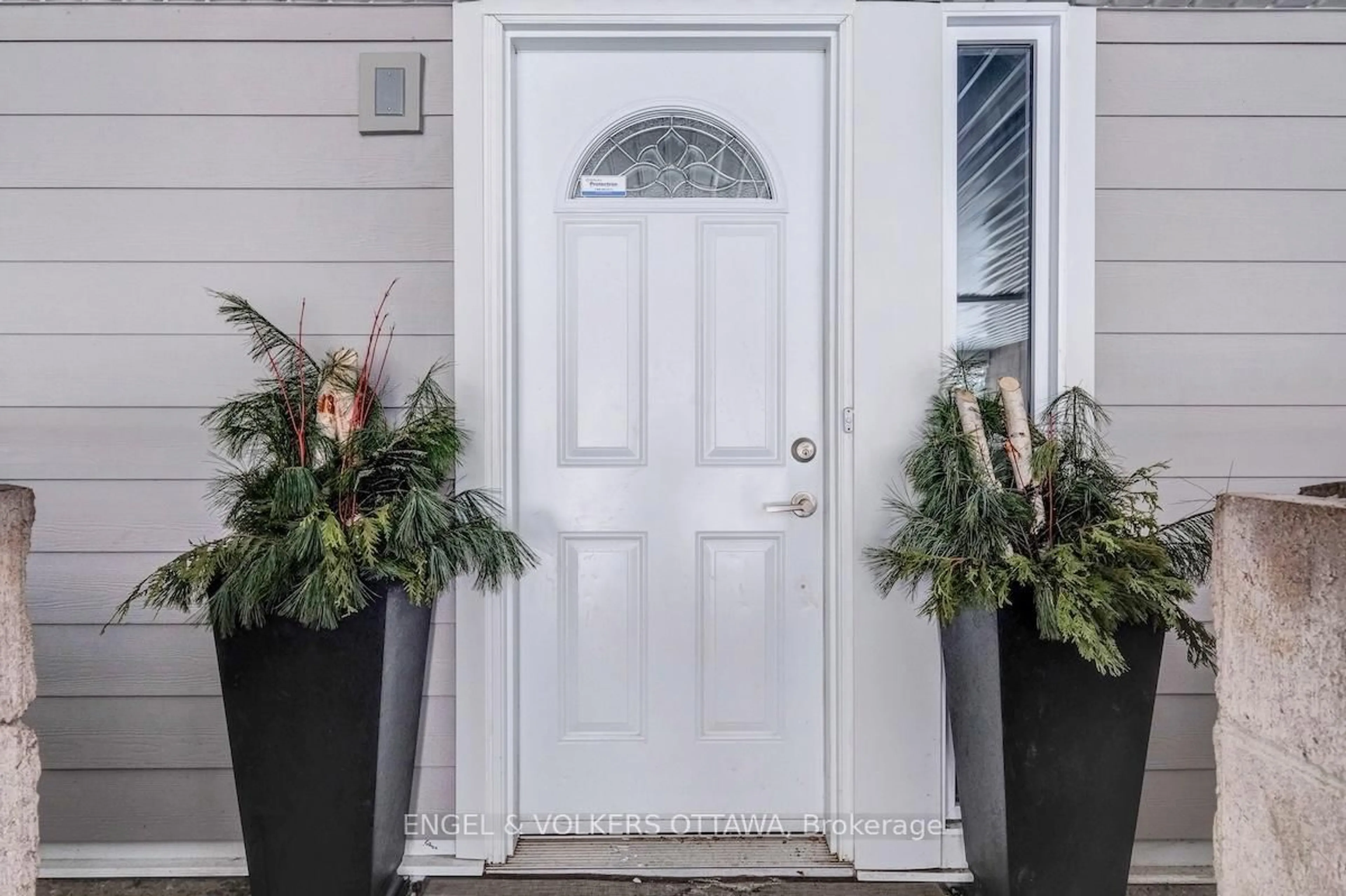 Indoor entryway for 3445 Uplands Dr #116, Ottawa Ontario K1V 9N5