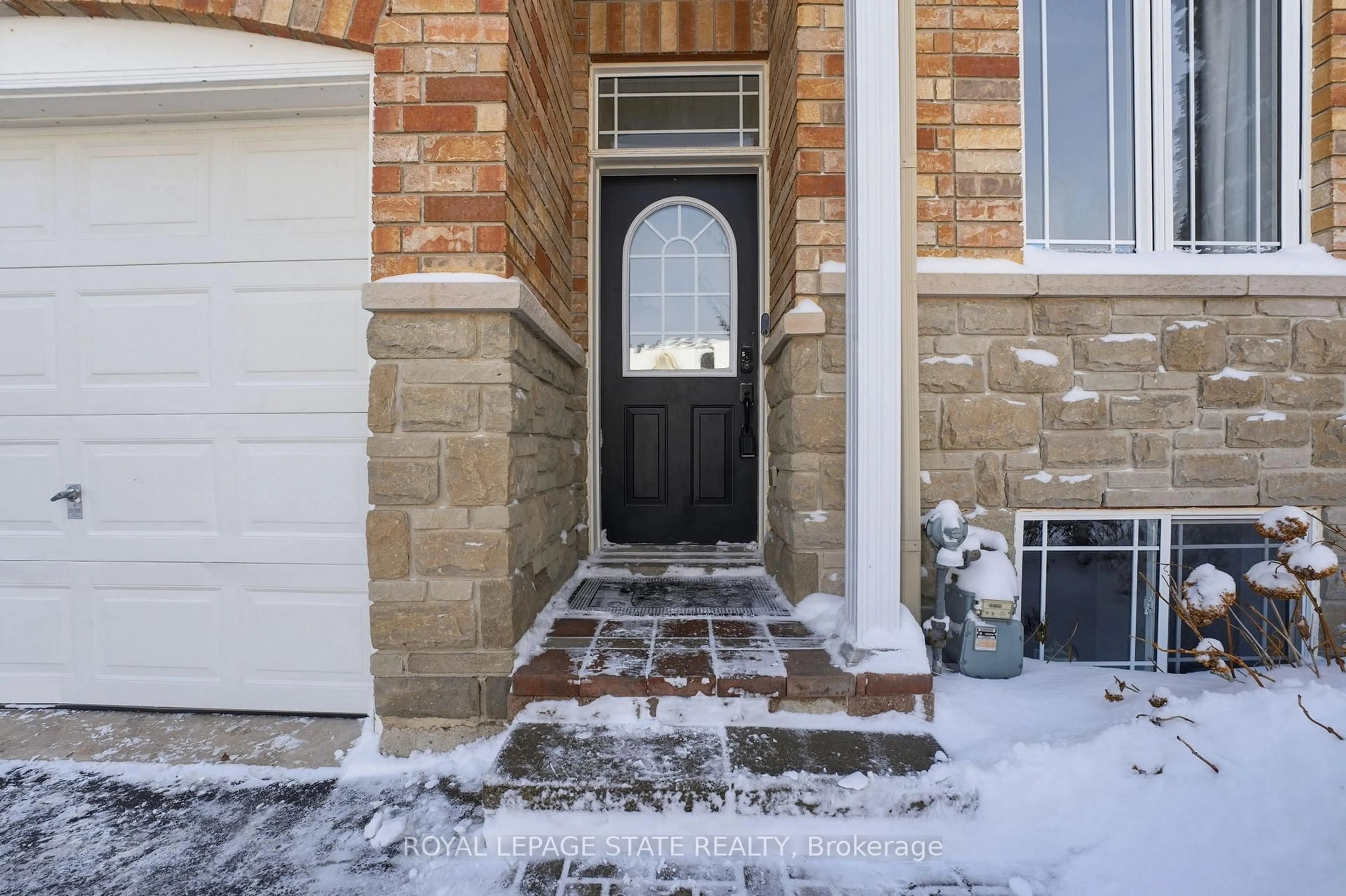 Indoor entryway for 115 Benziger Lane, Hamilton Ontario L8E 6G5