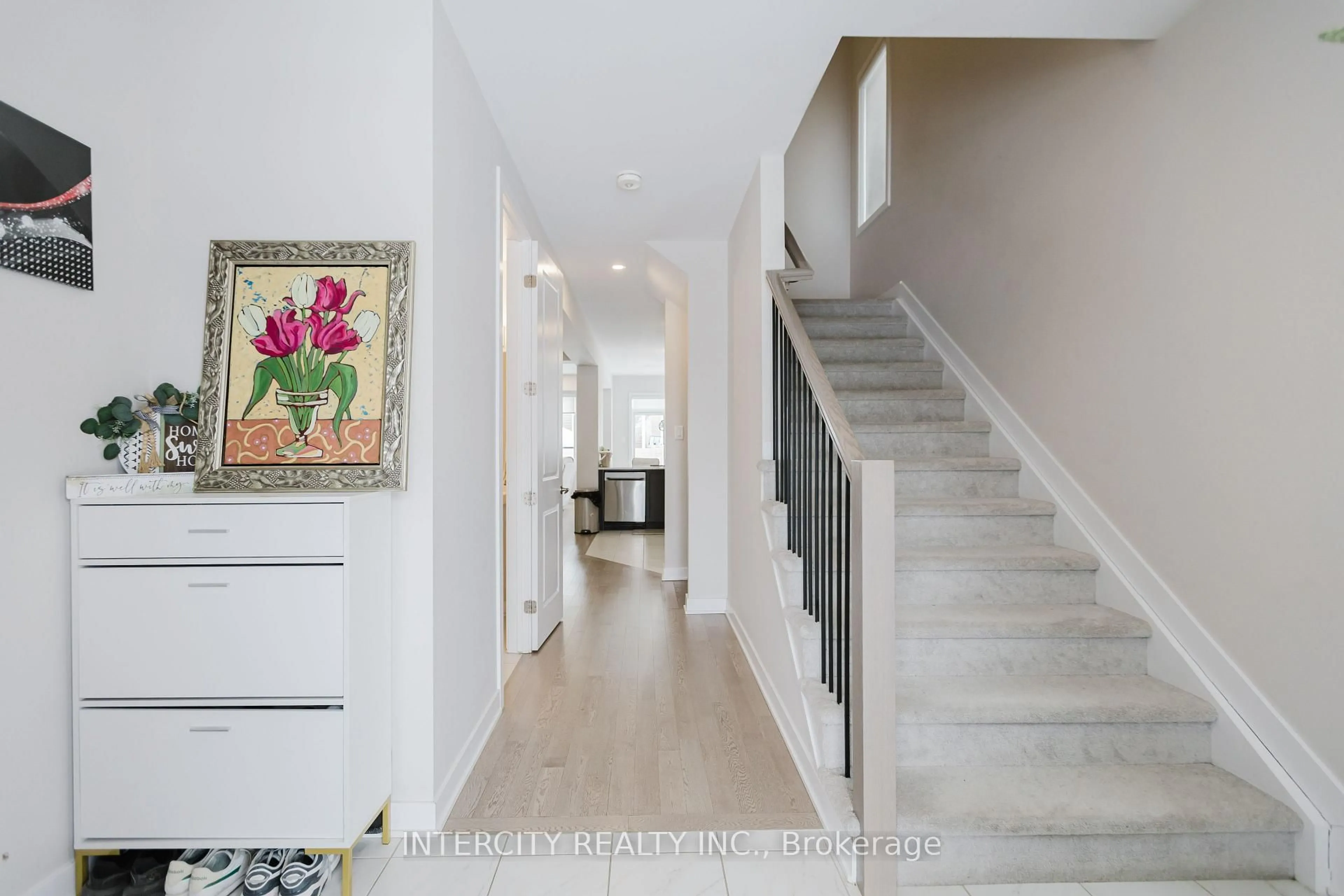 Indoor entryway for 124 Hackamore Cres, Richmond Ontario K0A 2Z0