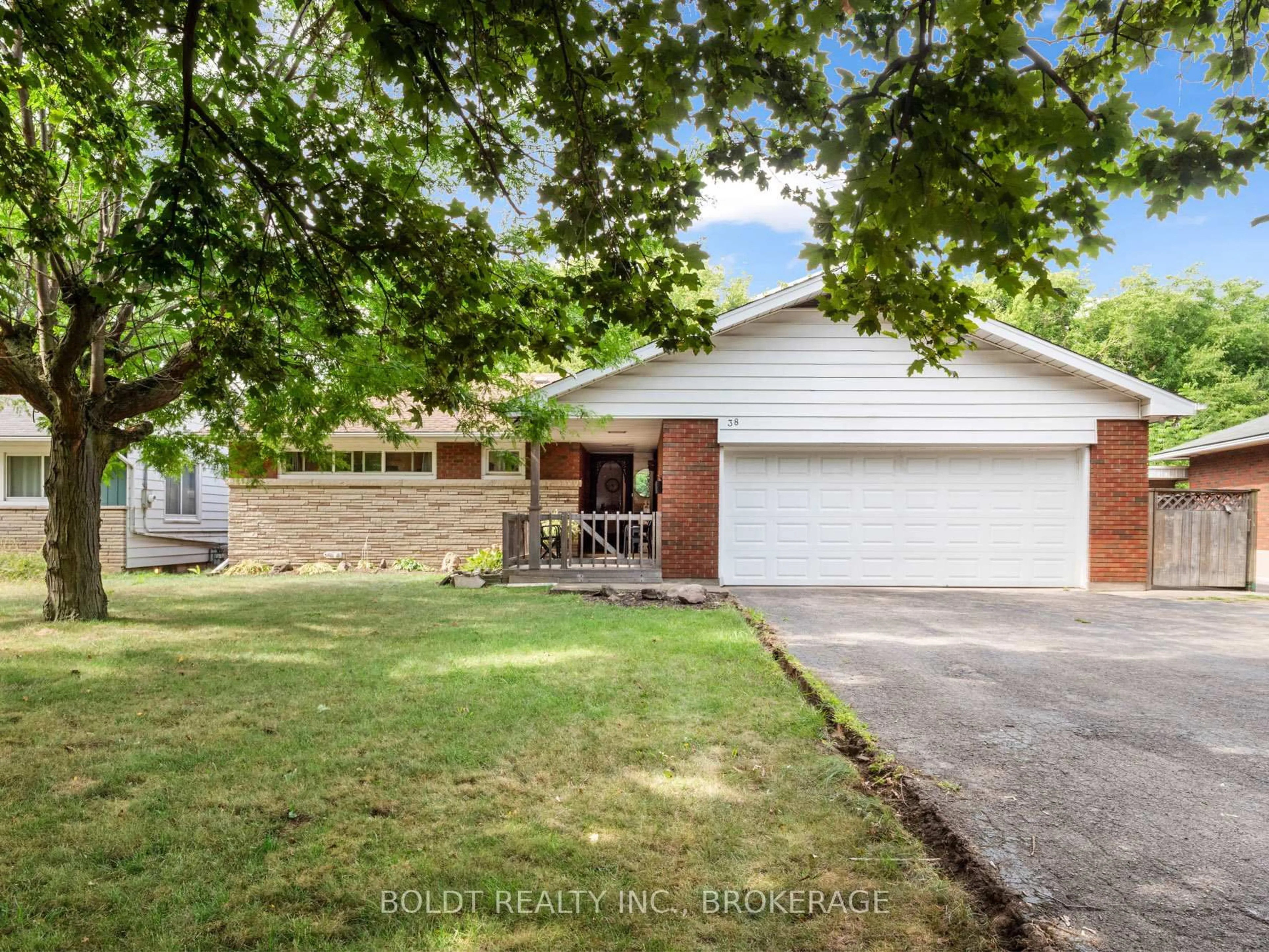 A pic from outside/outdoor area/front of a property/back of a property/a pic from drone, street for 38 KENWORTH Dr, St. Catharines Ontario L2M 4S2
