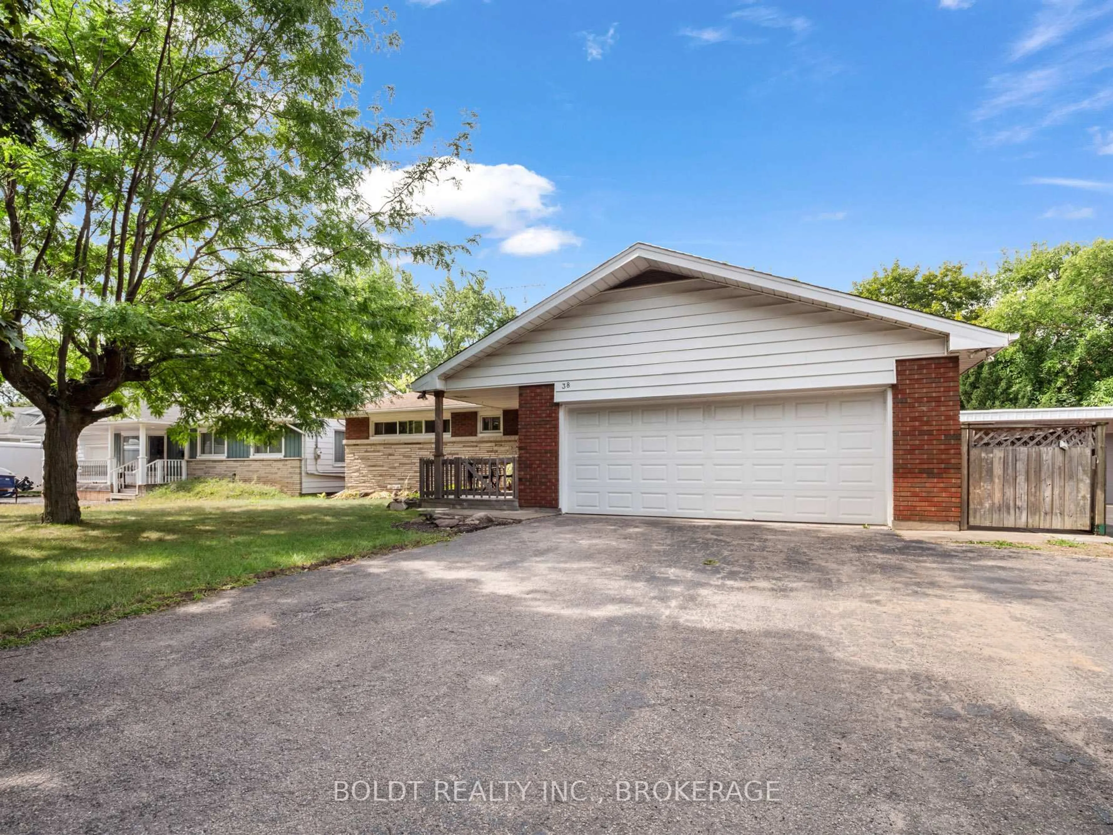 A pic from outside/outdoor area/front of a property/back of a property/a pic from drone, street for 38 KENWORTH Dr, St. Catharines Ontario L2M 4S2