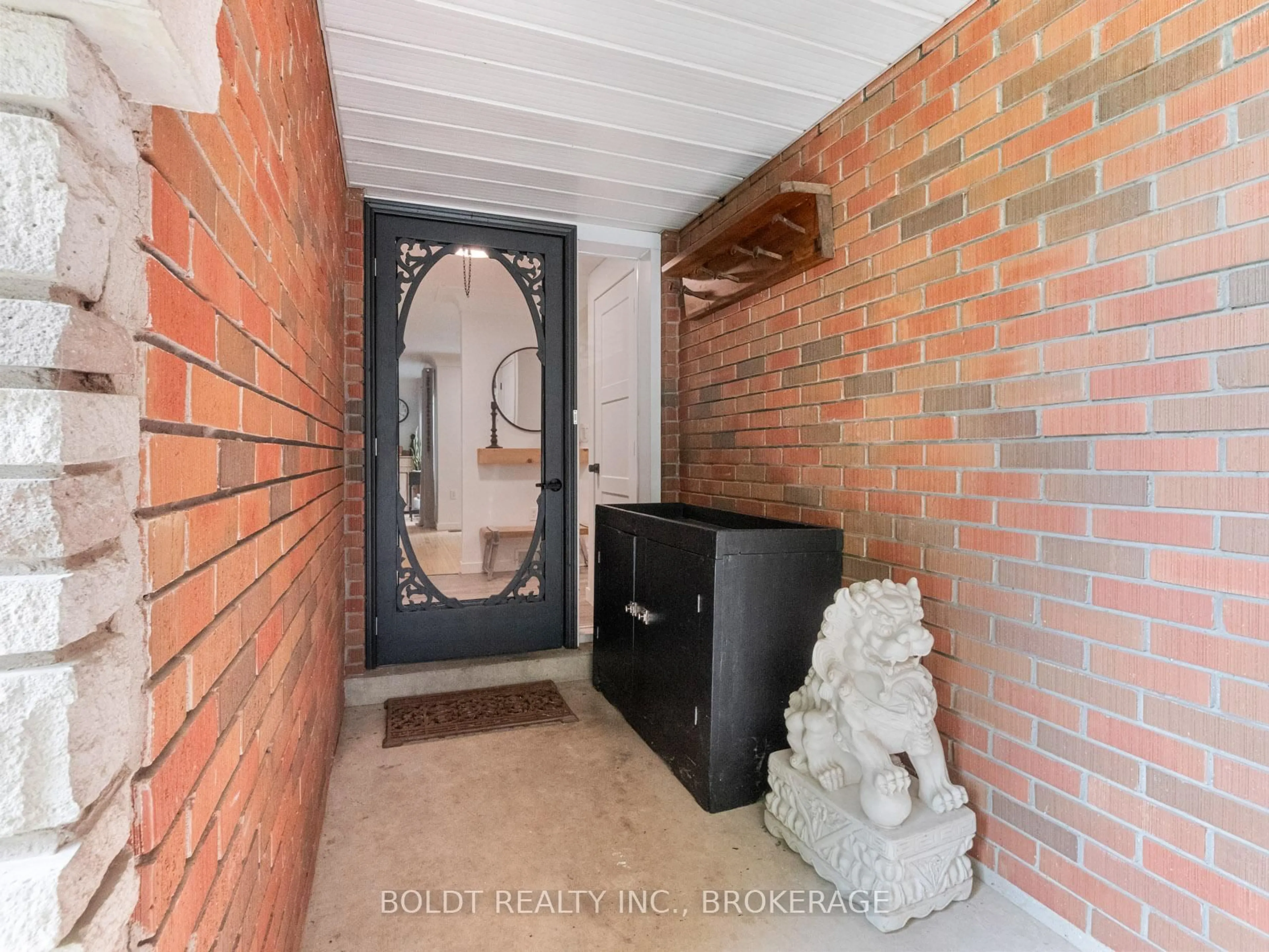 Indoor entryway for 38 KENWORTH Dr, St. Catharines Ontario L2M 4S2