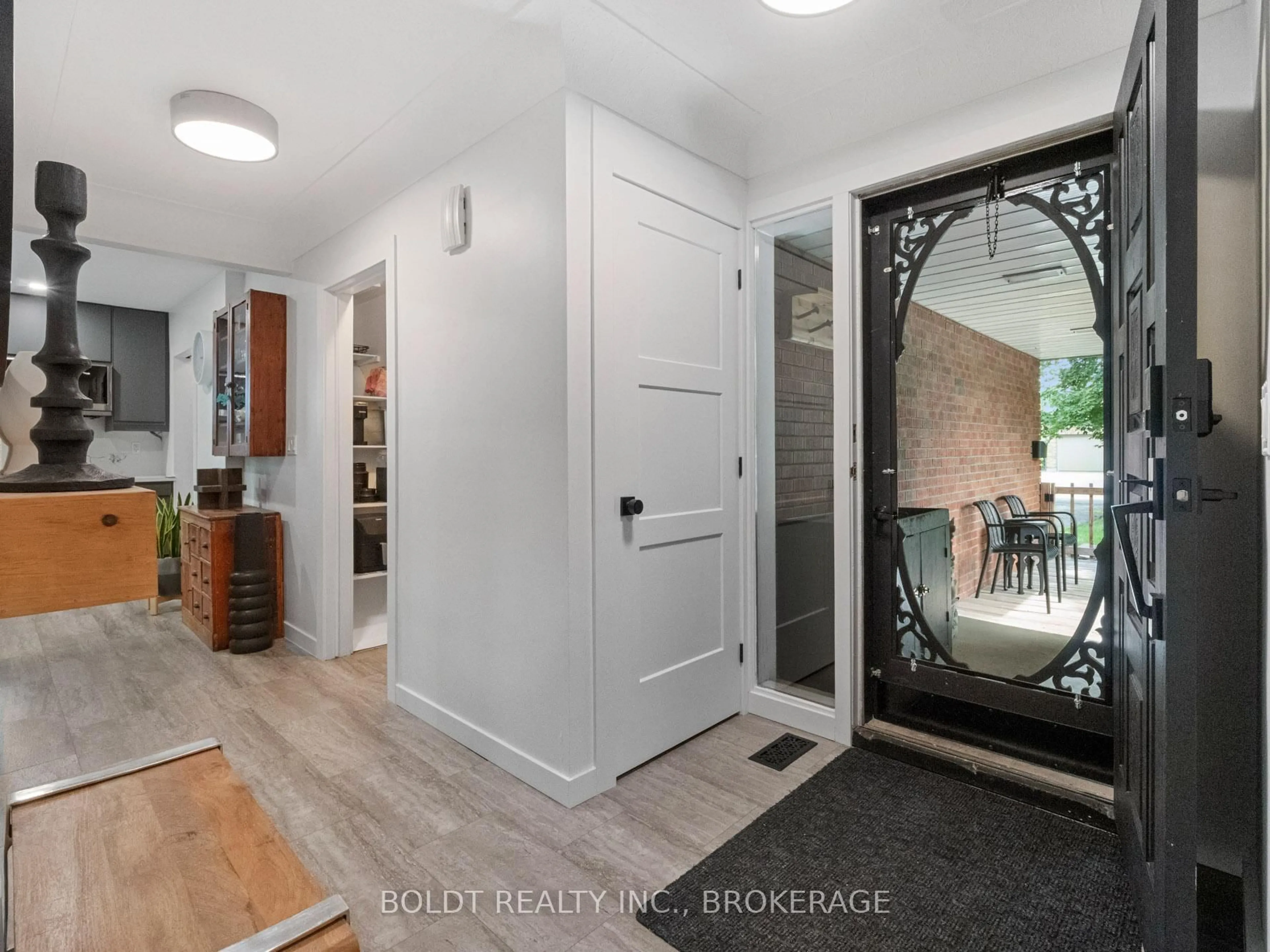 Indoor entryway for 38 KENWORTH Dr, St. Catharines Ontario L2M 4S2