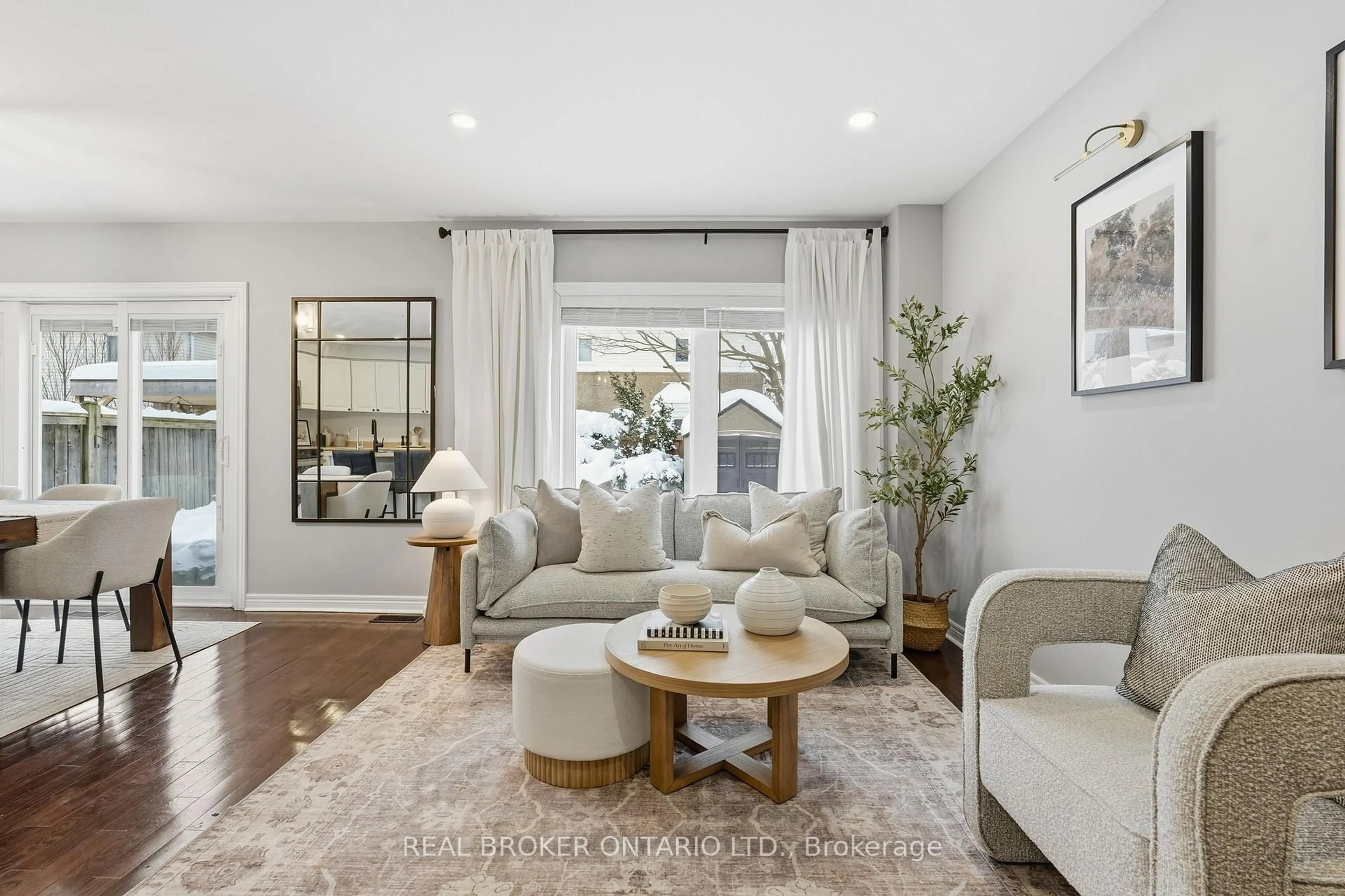 Living room with furniture, unknown for 76 Buttercup Cres, Hamilton Ontario L8B 0X9