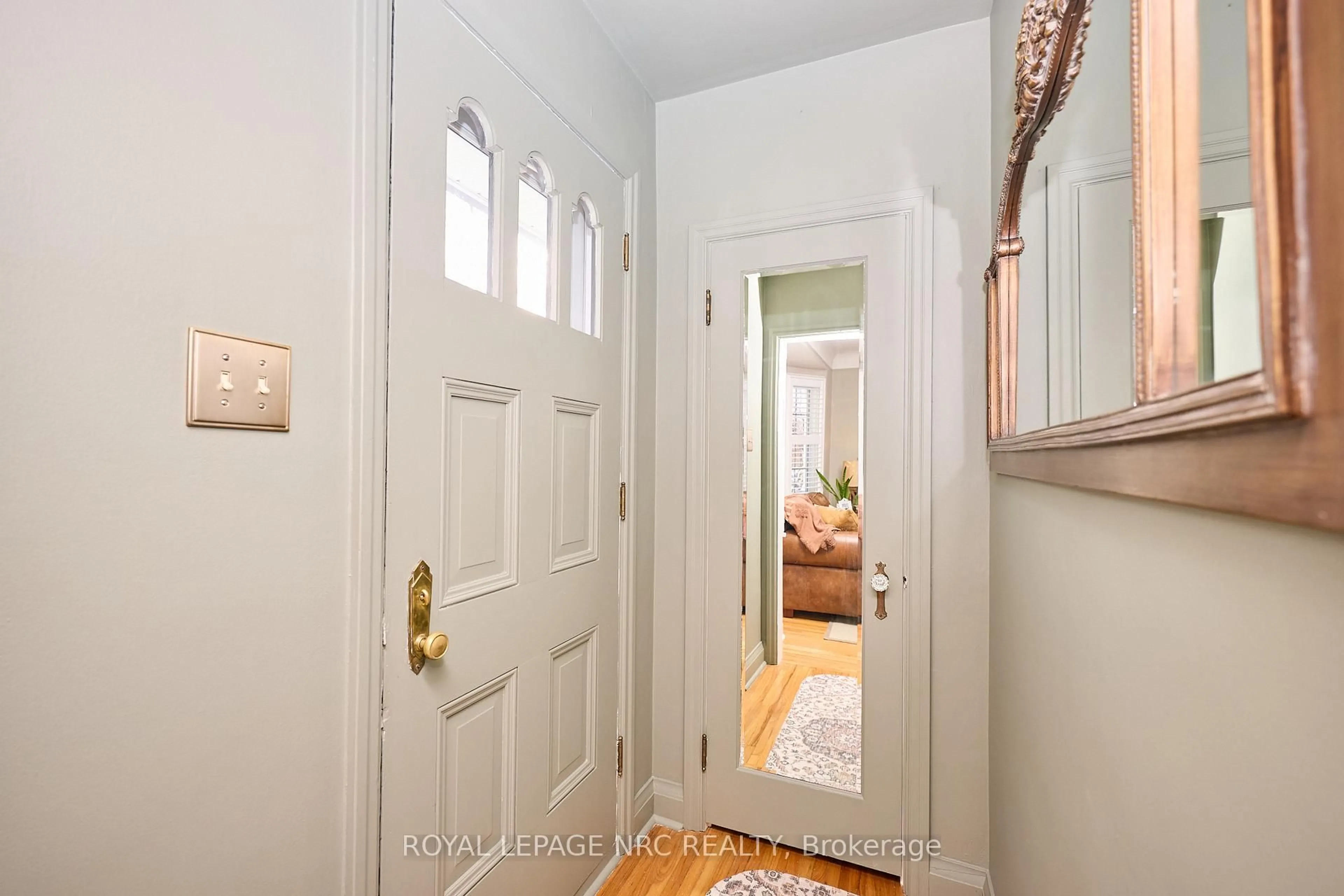 Indoor entryway for 7 Perth St, St. Catharines Ontario L2P 3C8