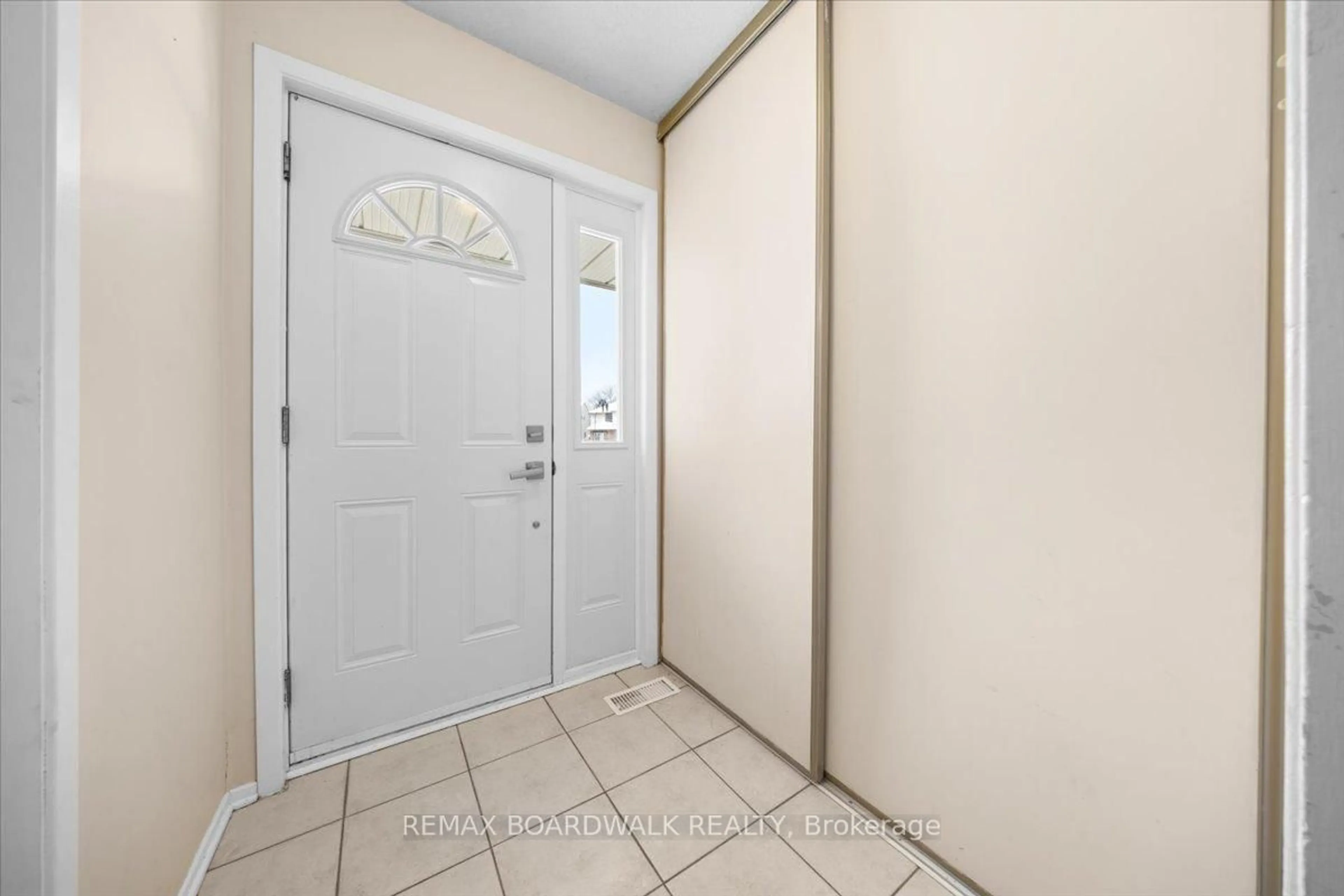 Indoor entryway for 111 Celtic Crt, Ottawa Ontario K1T 2A1