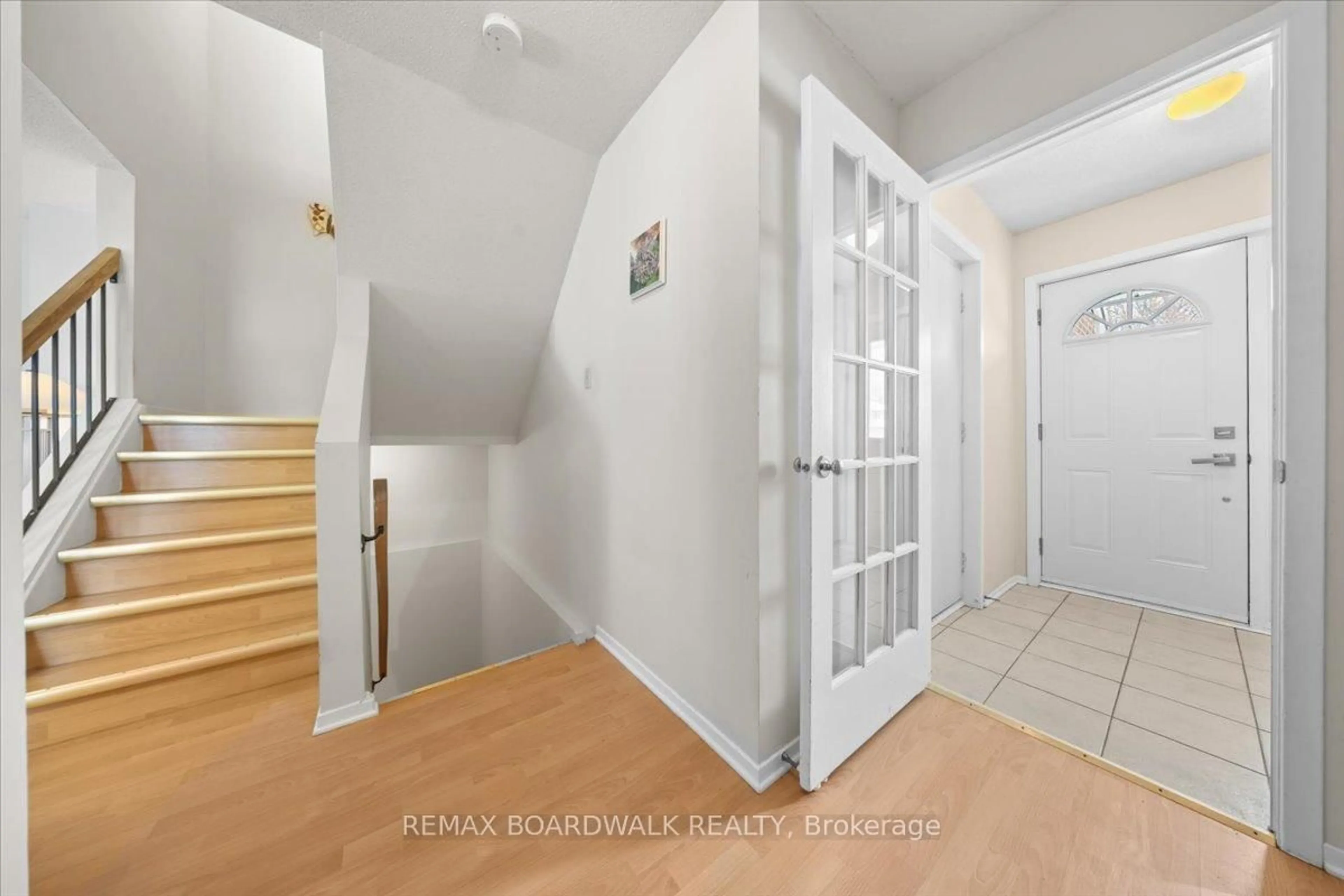 Indoor entryway for 111 Celtic Crt, Ottawa Ontario K1T 2A1