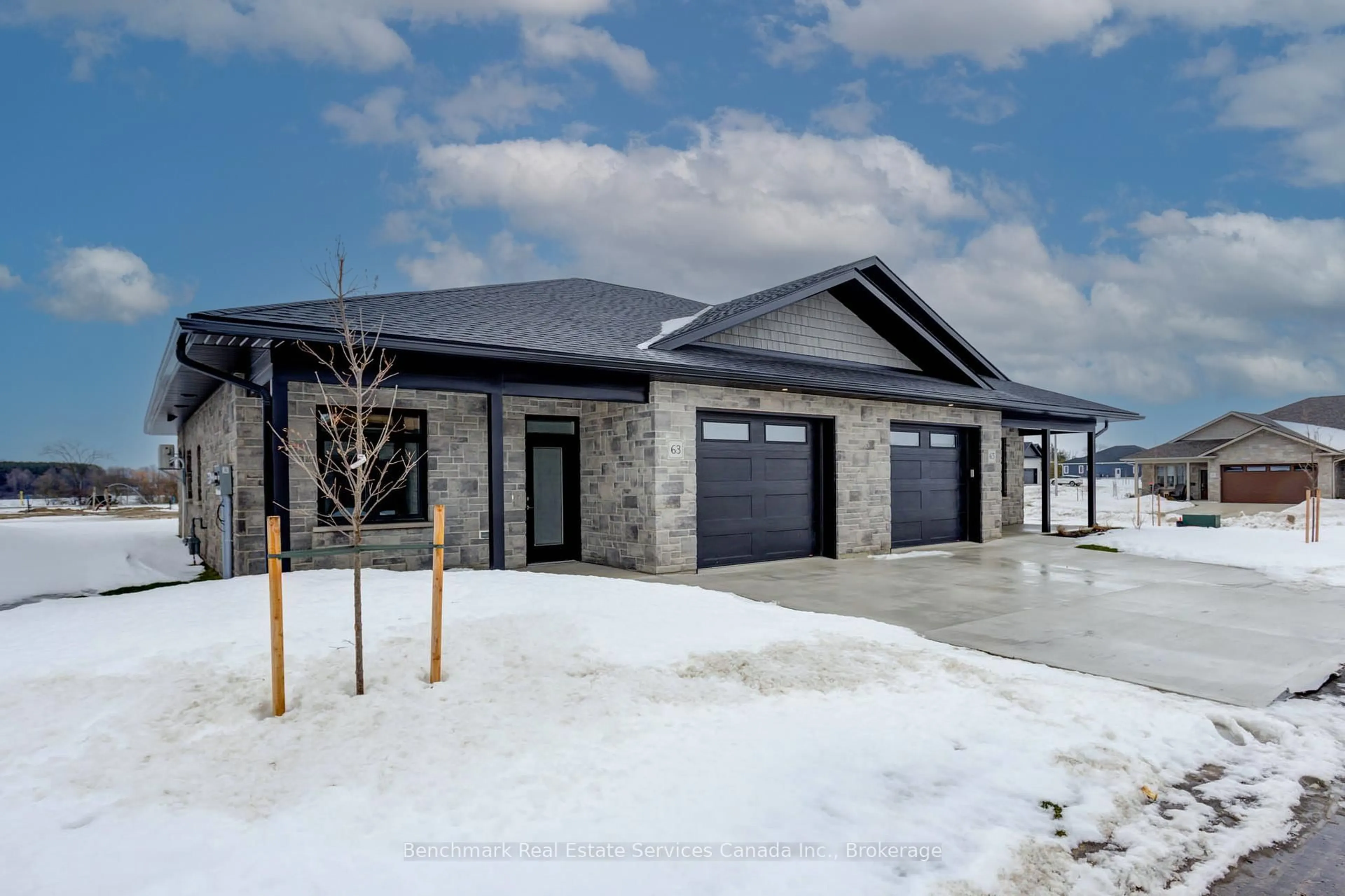 Indoor garage for 63 Cavalier Cres, Huron-Kinloss Ontario N0G 2R0