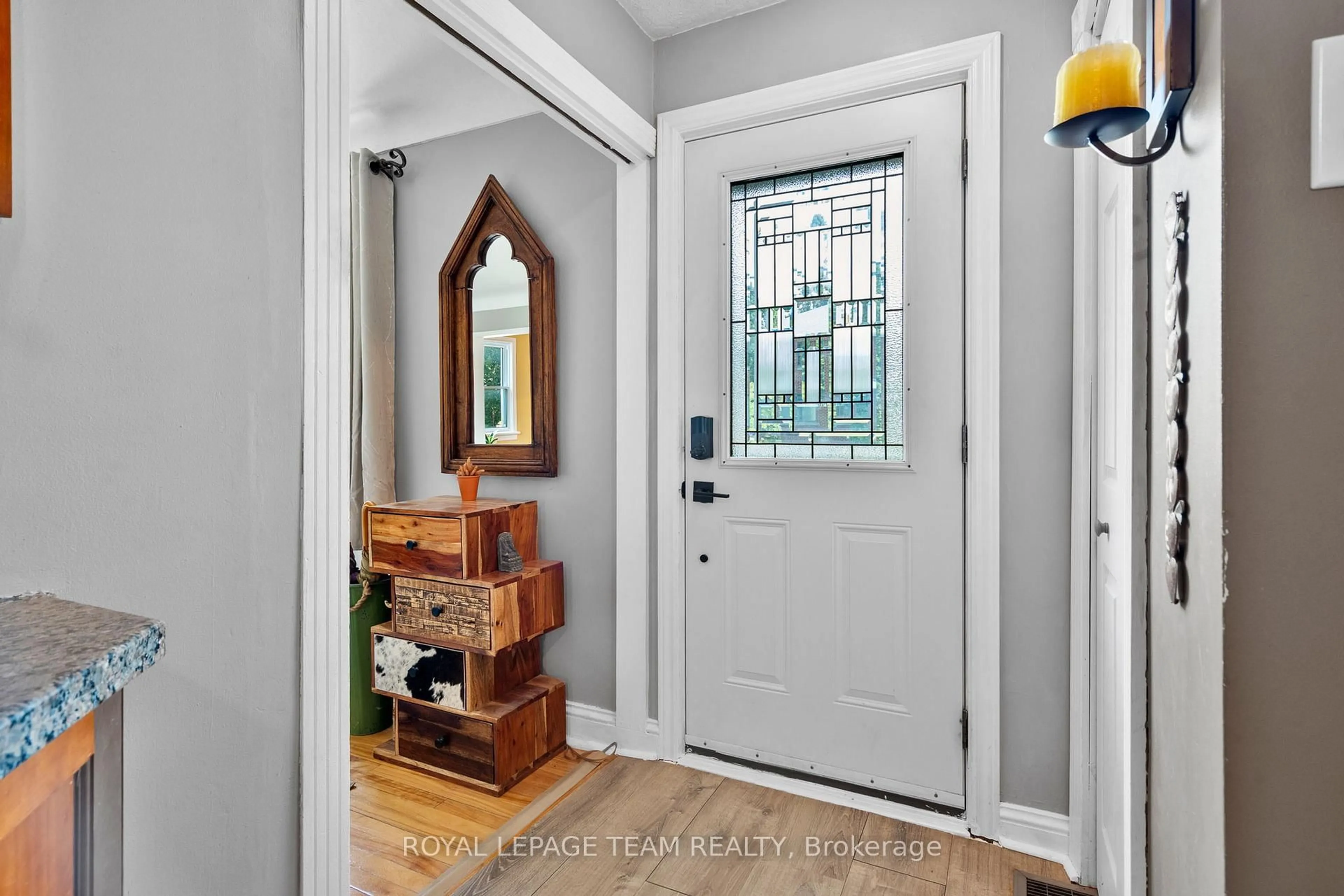 Indoor entryway for 421 Greenwood Ave, Ottawa Ontario K2A 0X5