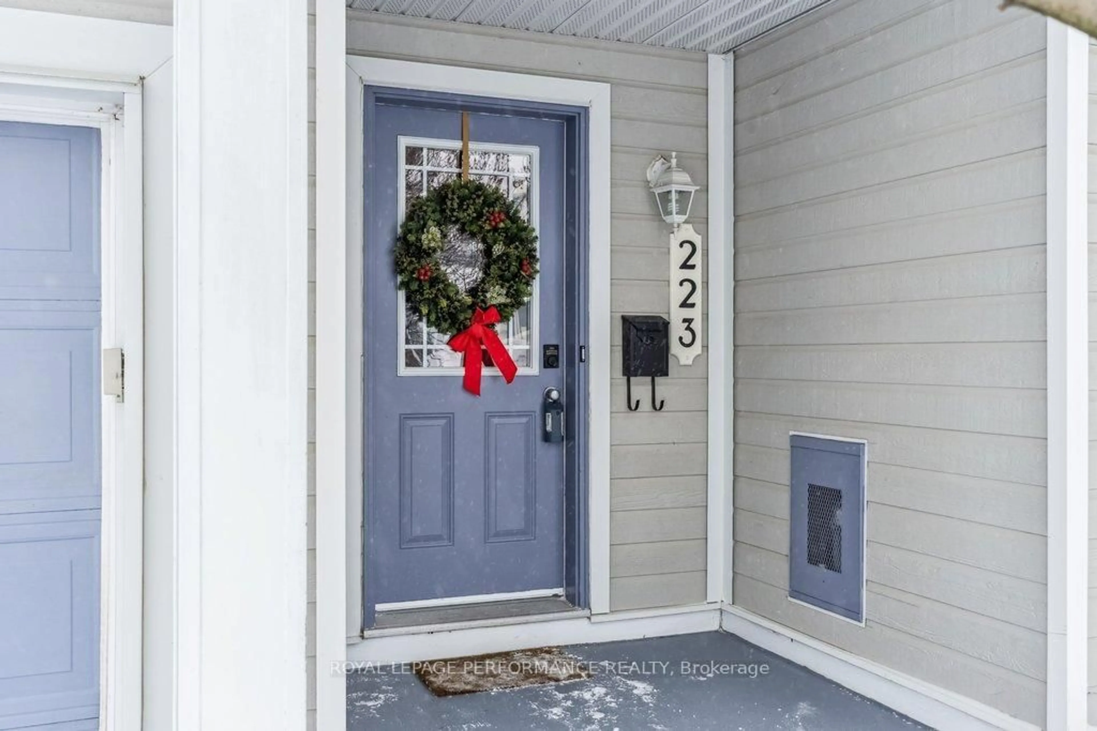 Indoor entryway for 223 Catamount Crt, Ottawa Ontario K2M 0A9