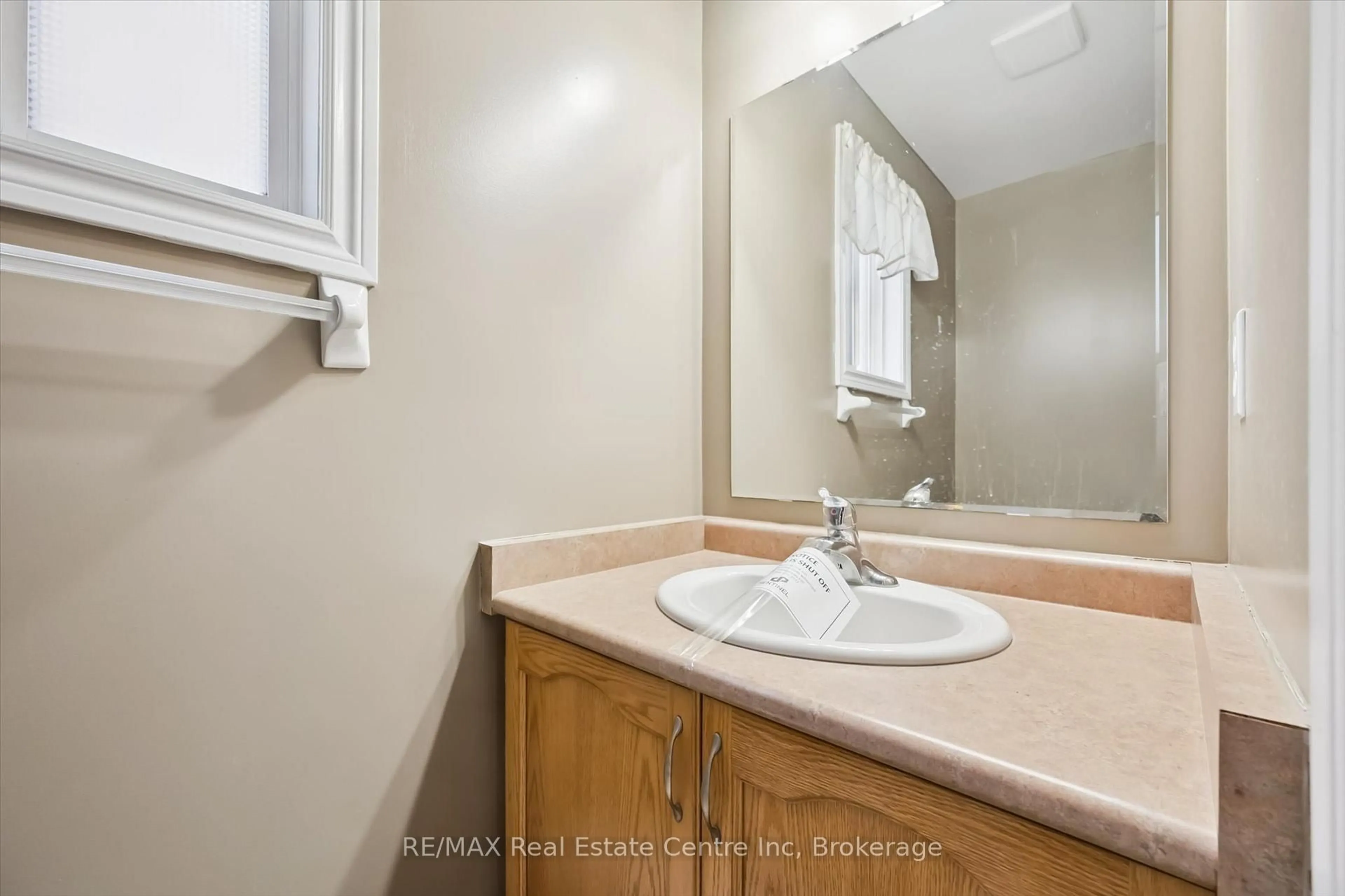 Standard bathroom, unknown for 44 Dominion Dr, Guelph Ontario N1L 0B4