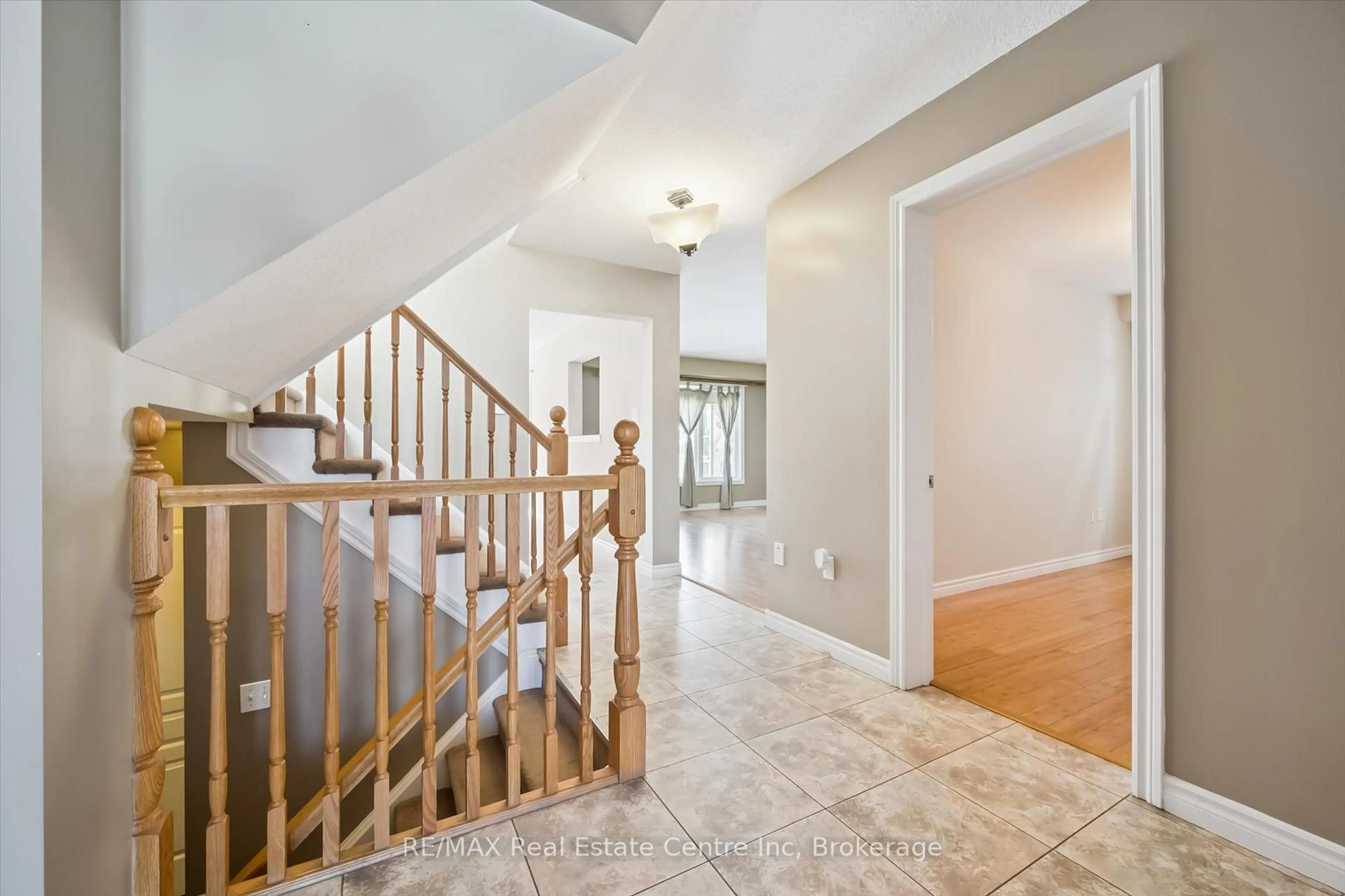 Indoor entryway for 44 Dominion Dr, Guelph Ontario N1L 0B4