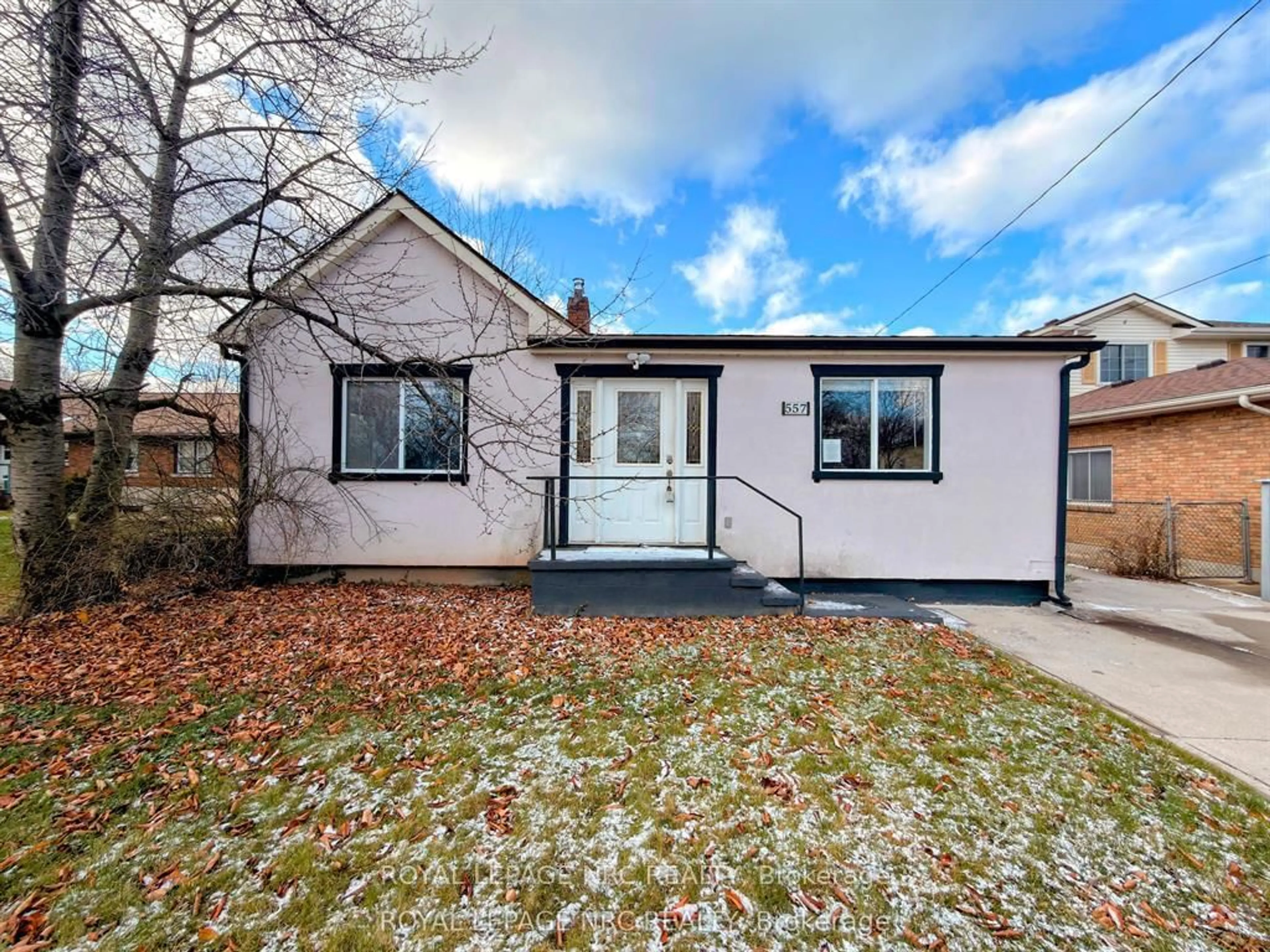 A pic from outside/outdoor area/front of a property/back of a property/a pic from drone, street for 557 Geneva St, St. Catharines Ontario L2N 2J1