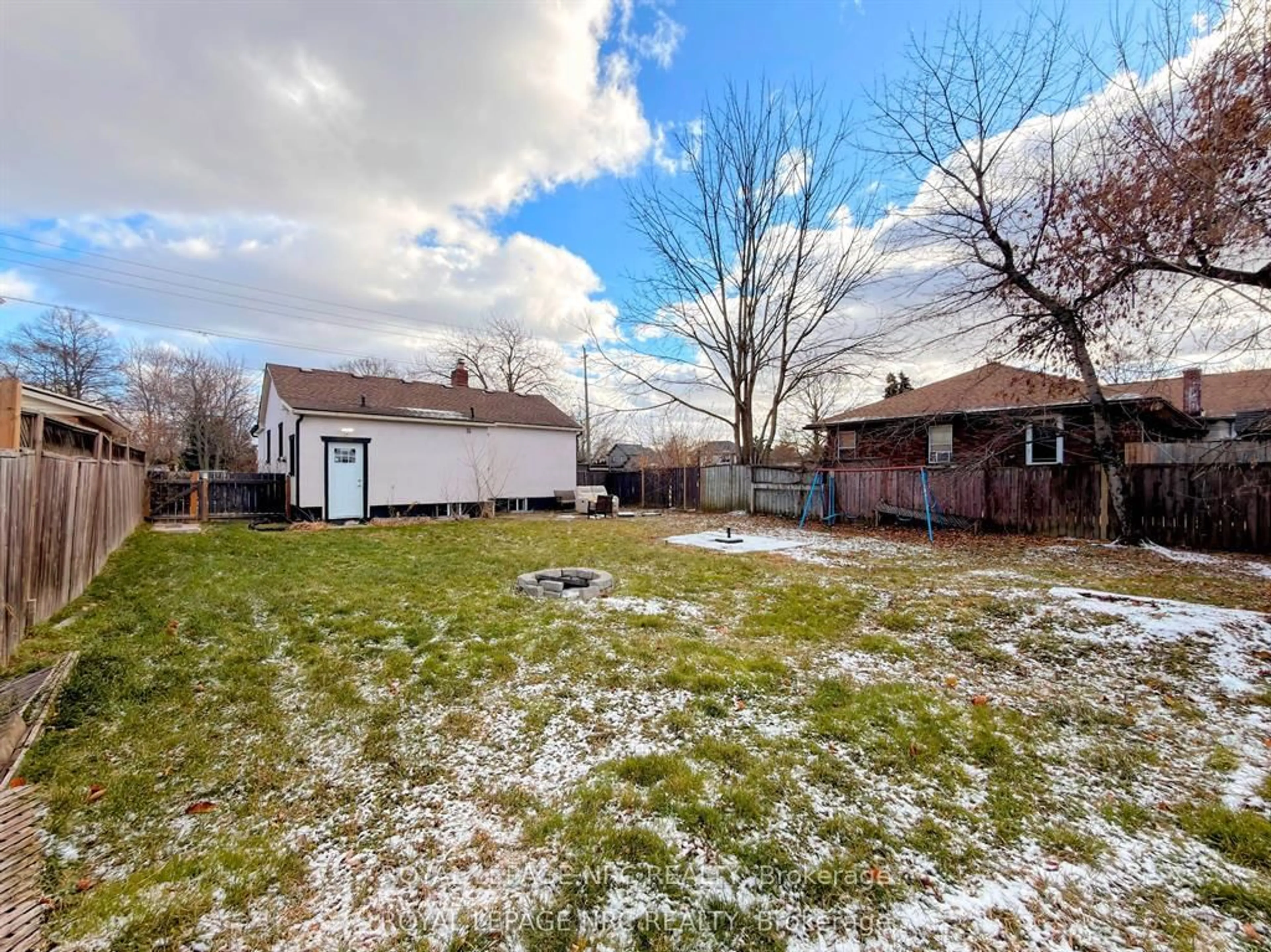 A pic from outside/outdoor area/front of a property/back of a property/a pic from drone, street for 557 Geneva St, St. Catharines Ontario L2N 2J1