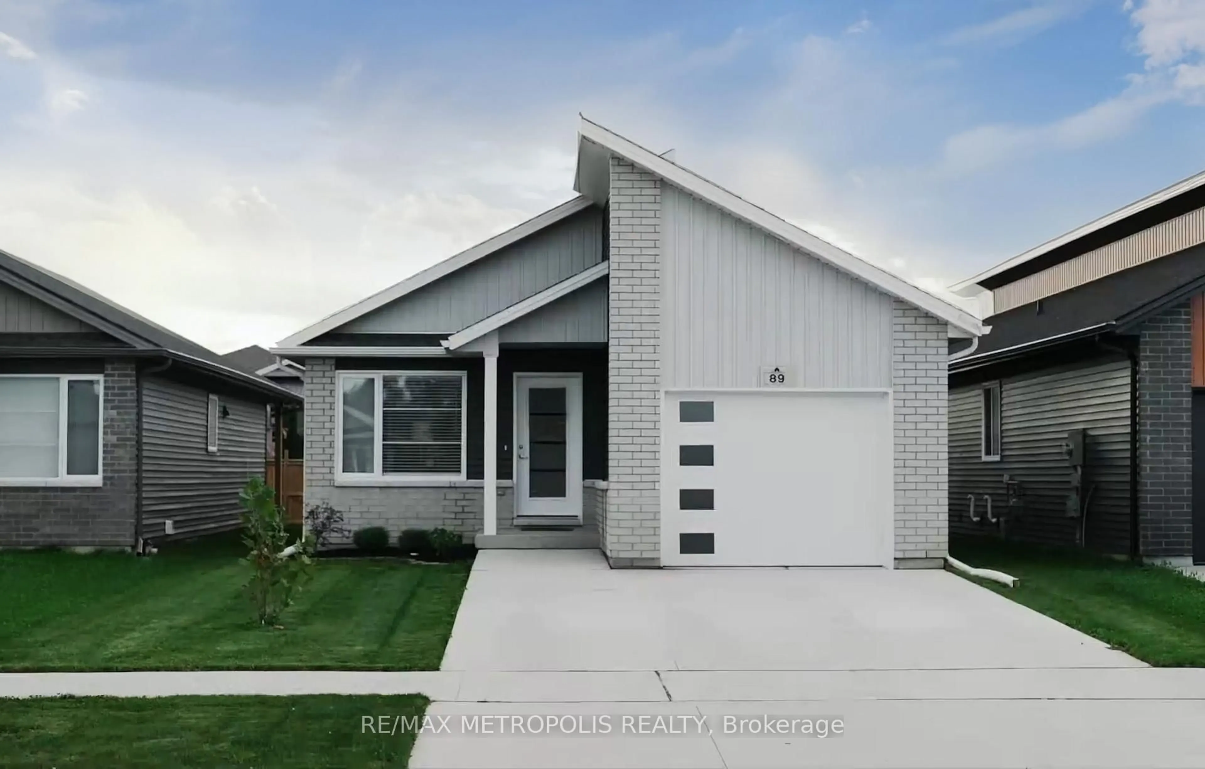 Home with vinyl exterior material, street for 89 Moonstone Cres, Chatham-Kent Ontario N7M 0S2