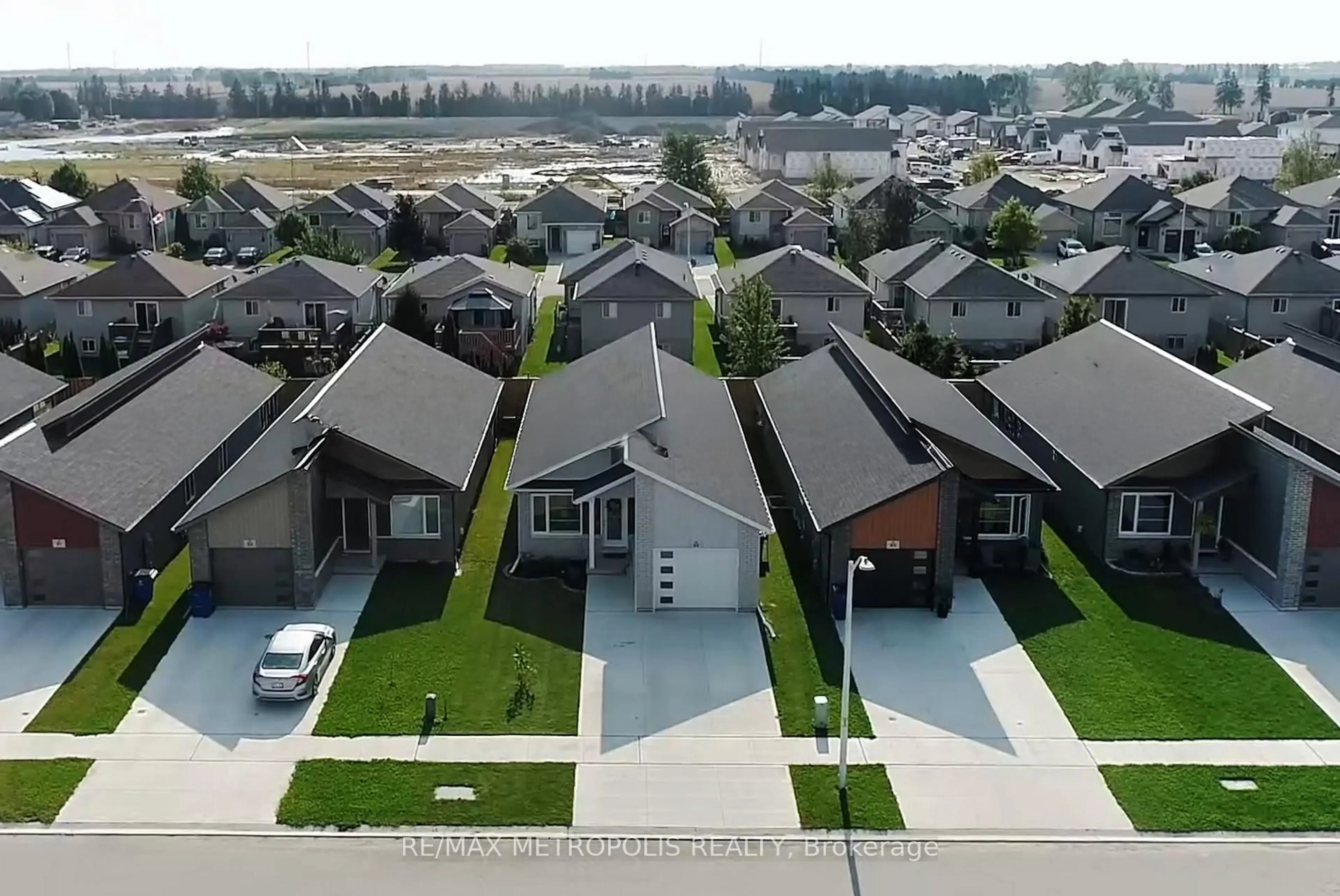 A pic from outside/outdoor area/front of a property/back of a property/a pic from drone, street for 89 Moonstone Cres, Chatham-Kent Ontario N7M 0S2