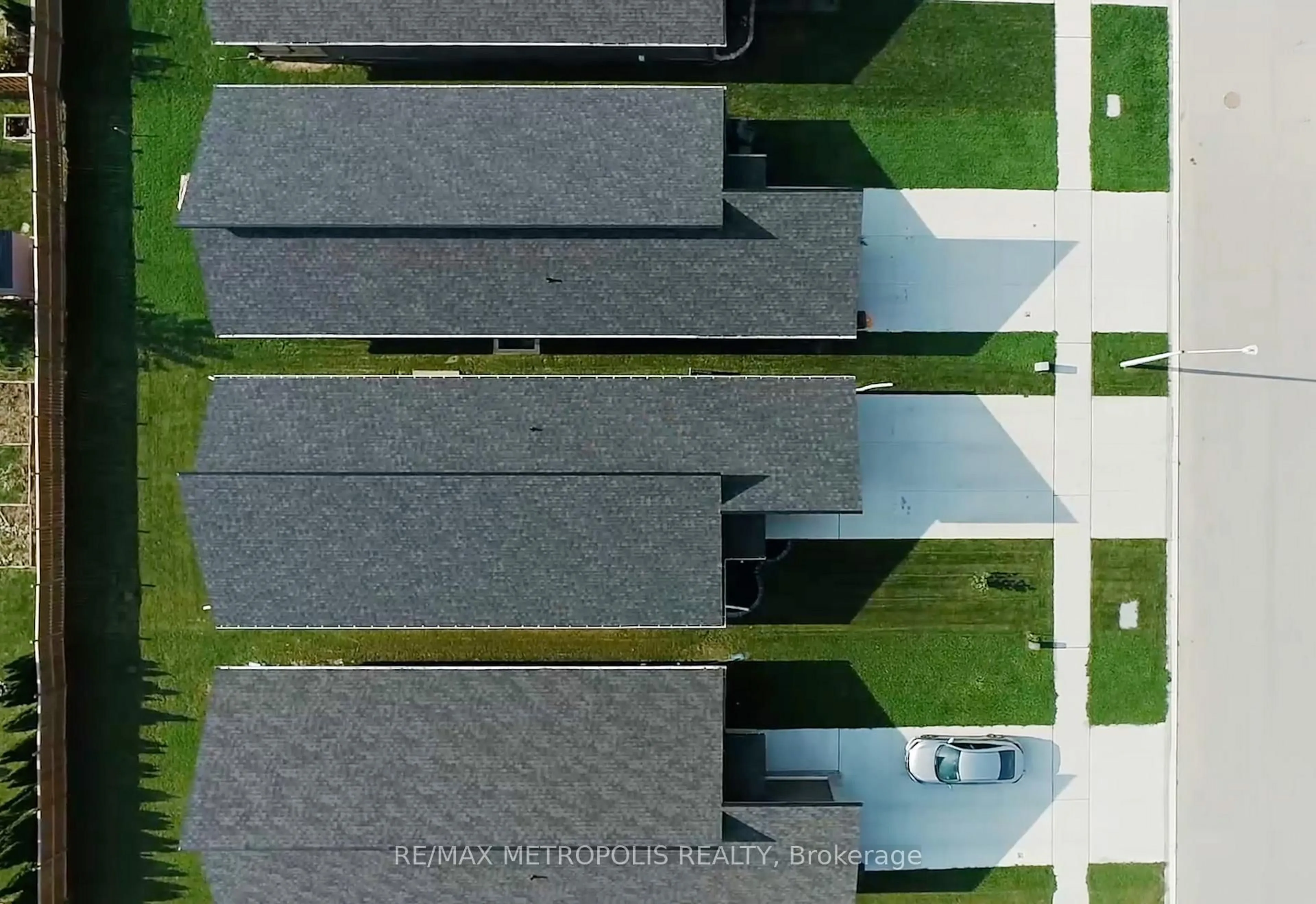 A pic from outside/outdoor area/front of a property/back of a property/a pic from drone, street for 89 Moonstone Cres, Chatham-Kent Ontario N7M 0S2