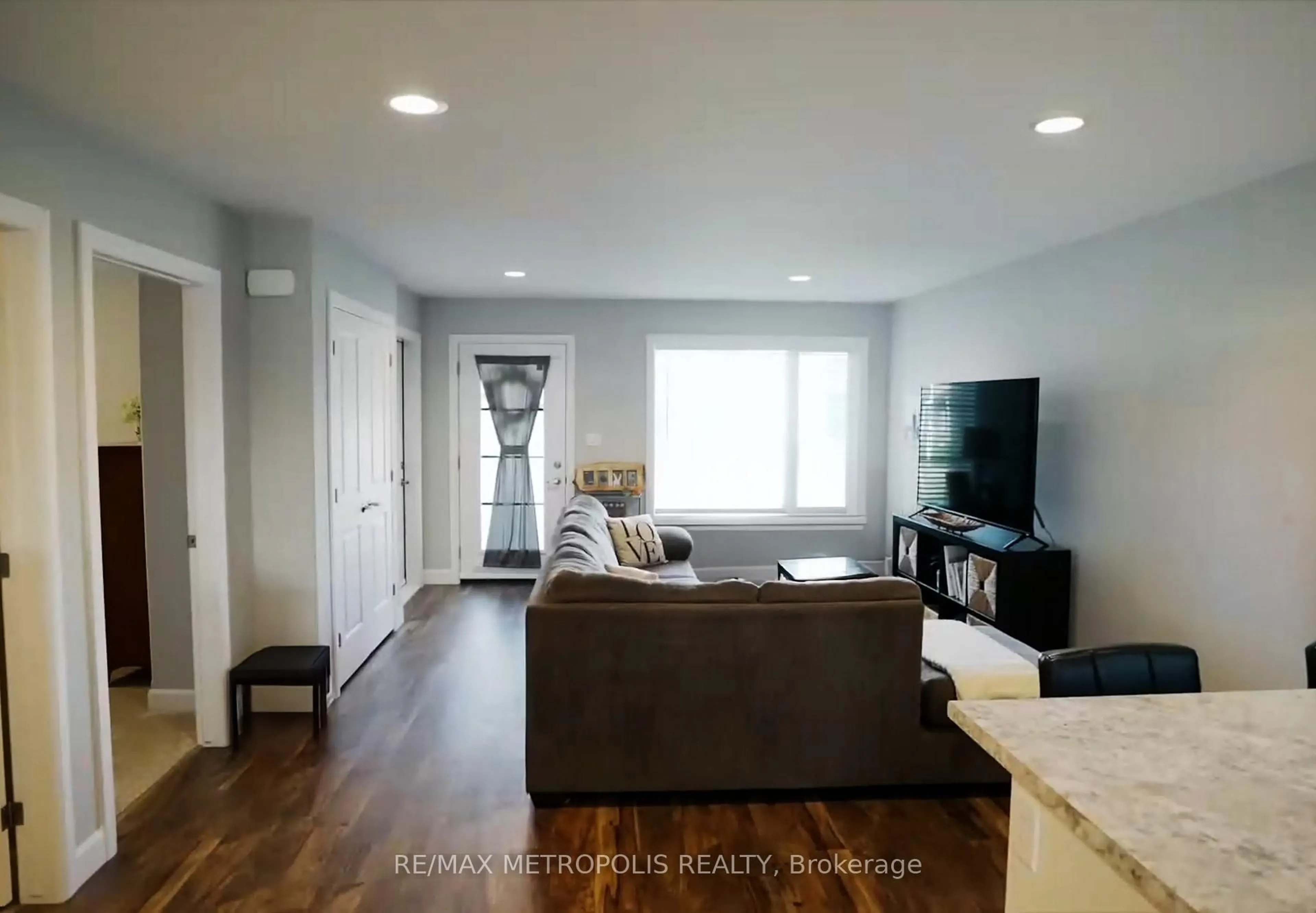 Living room with furniture, wood/laminate floor for 89 Moonstone Cres, Chatham-Kent Ontario N7M 0S2