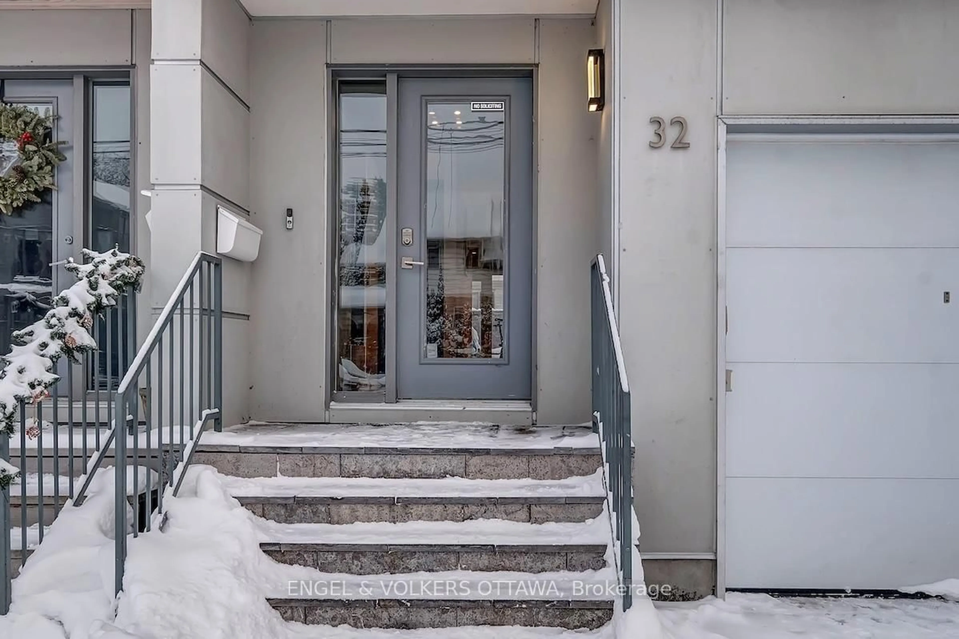 Unknown for 32 Sims Ave, Ottawa Ontario K1Y 3K1