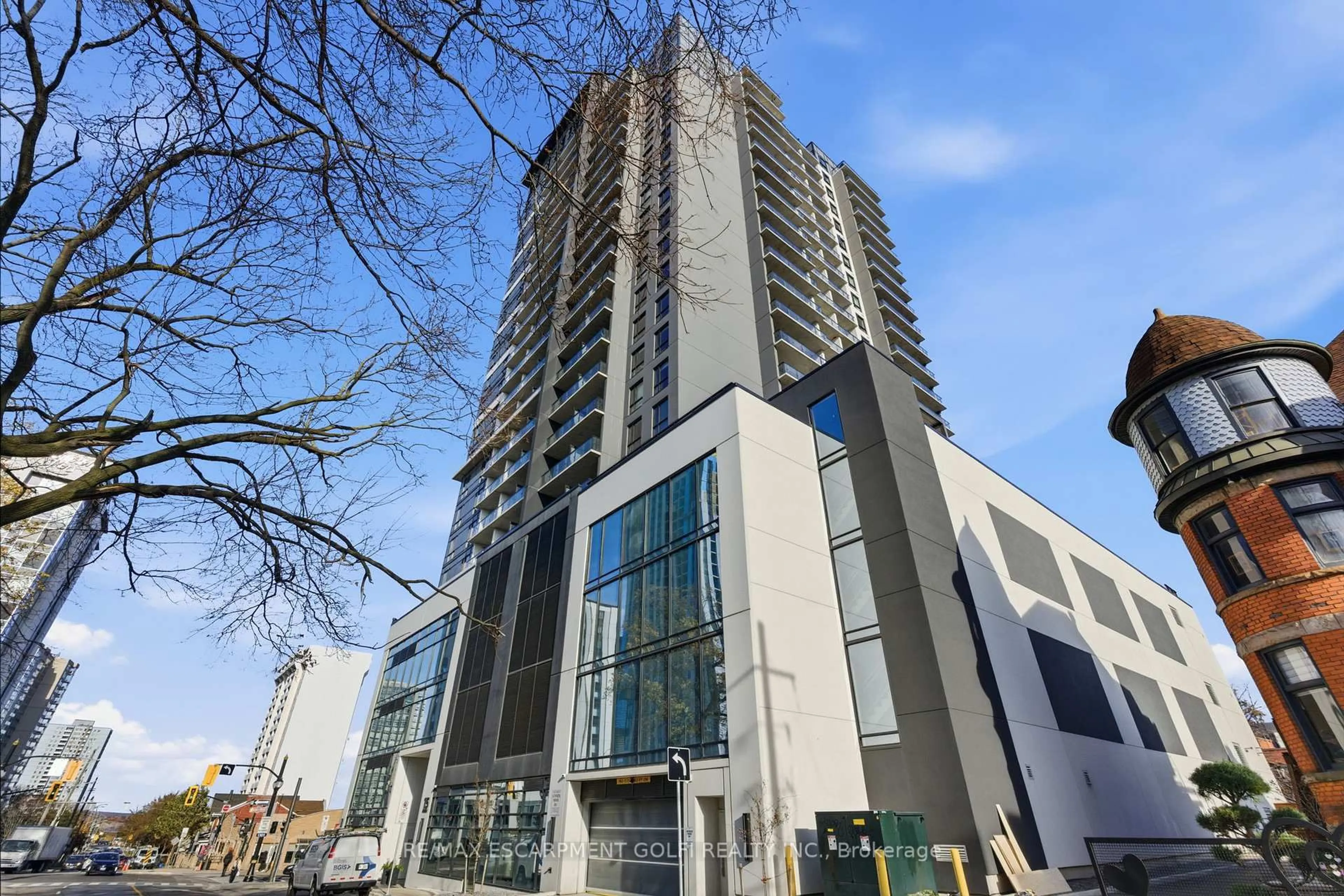 A pic from outside/outdoor area/front of a property/back of a property/a pic from drone, building for 15 Queen St #609, Hamilton Ontario L8P 0C6