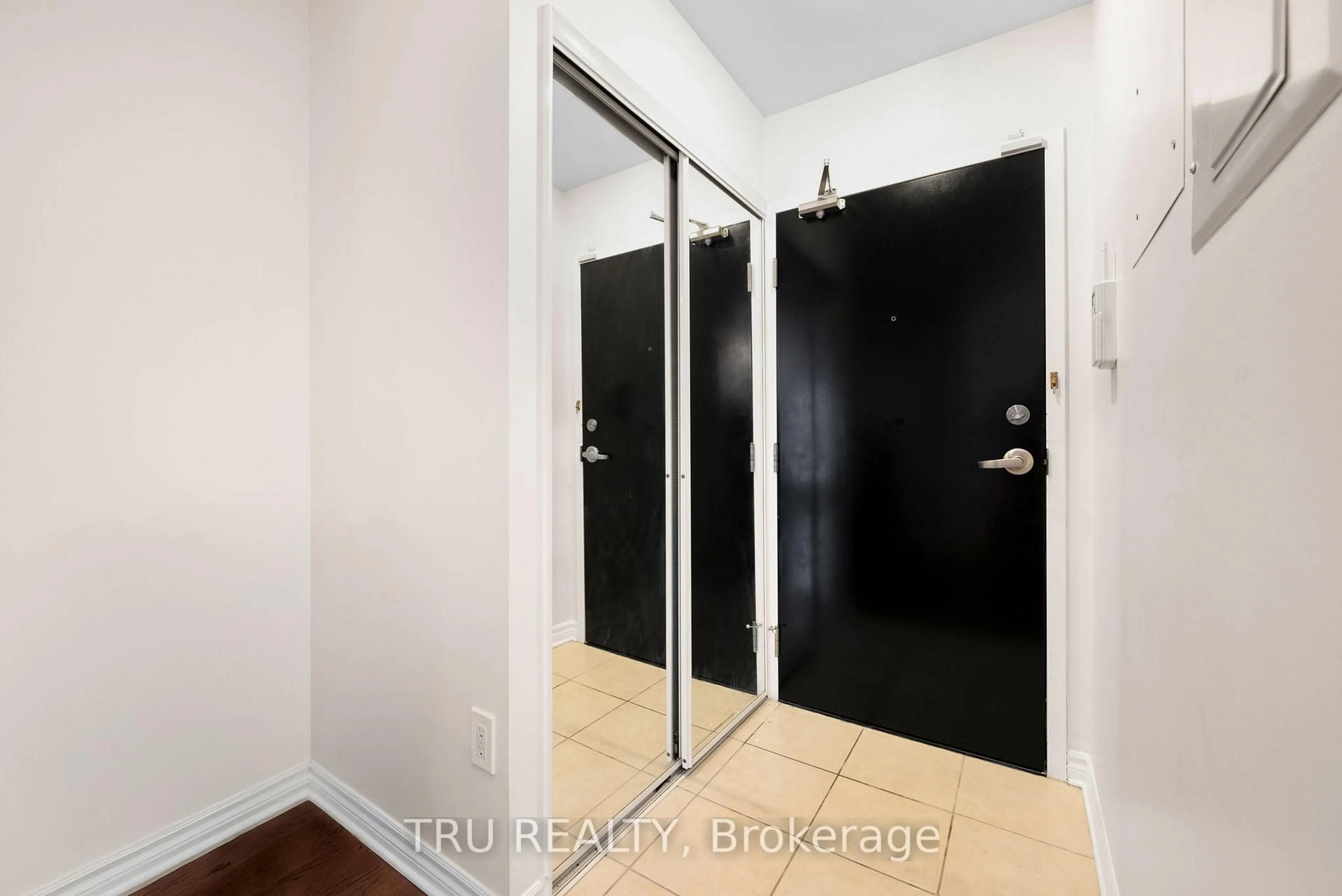 Indoor entryway for 314 Central Park Dr #104, Ottawa Ontario K2C 0R2
