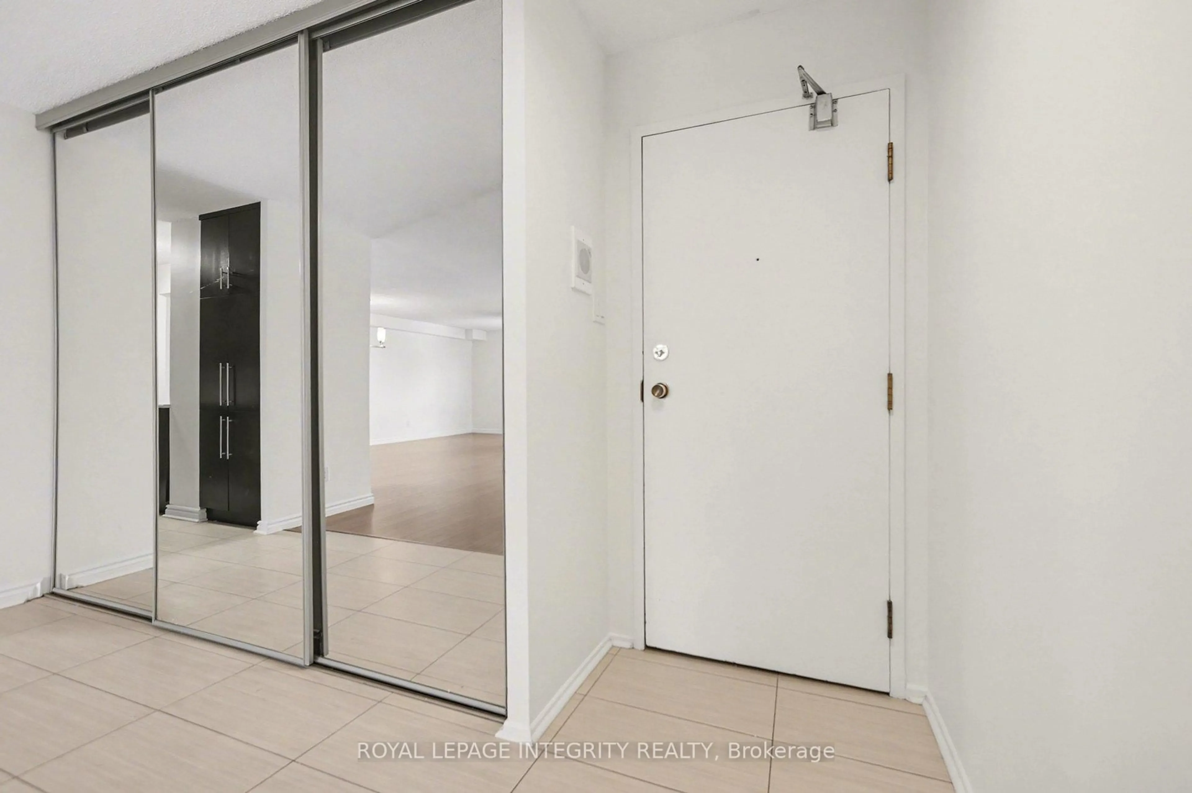 Indoor entryway for 71 Somerset St #304, Ottawa Ontario K2P 2G2