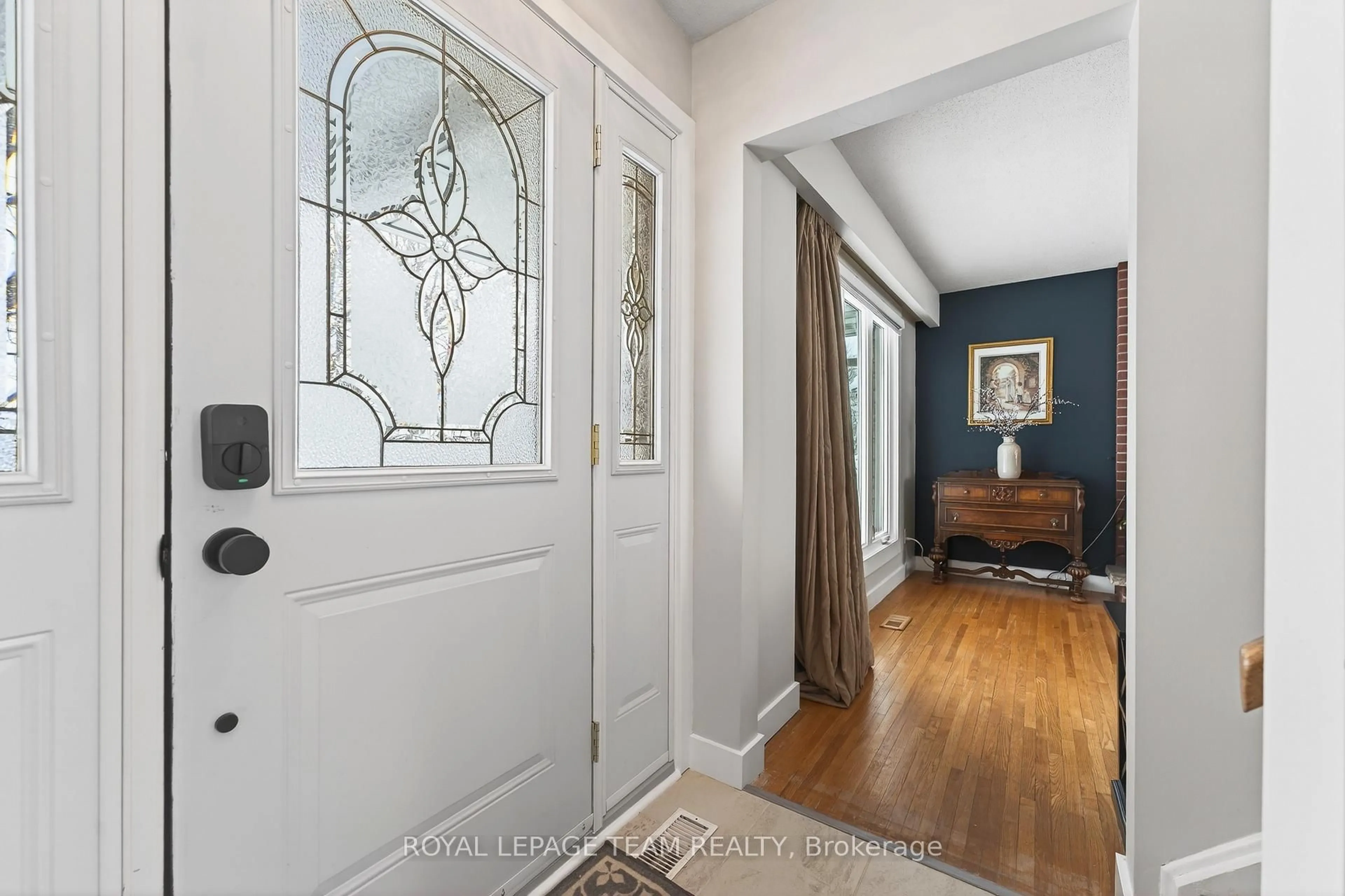 Indoor entryway for 2690 Hickson Cres, Ottawa Ontario K2H 6Y6