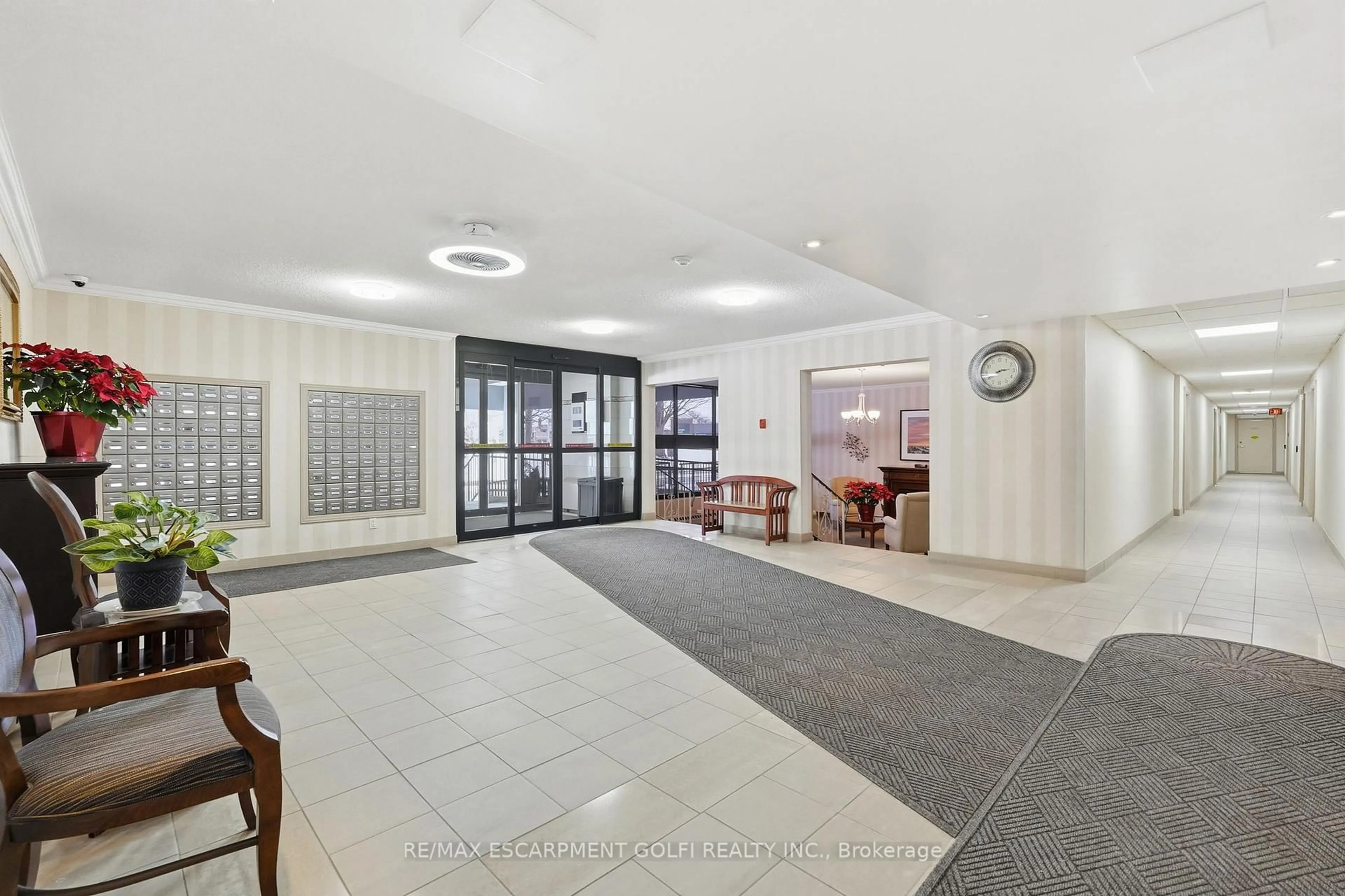 Indoor foyer for 640 West St #506, Brantford Ontario N3R 6M3