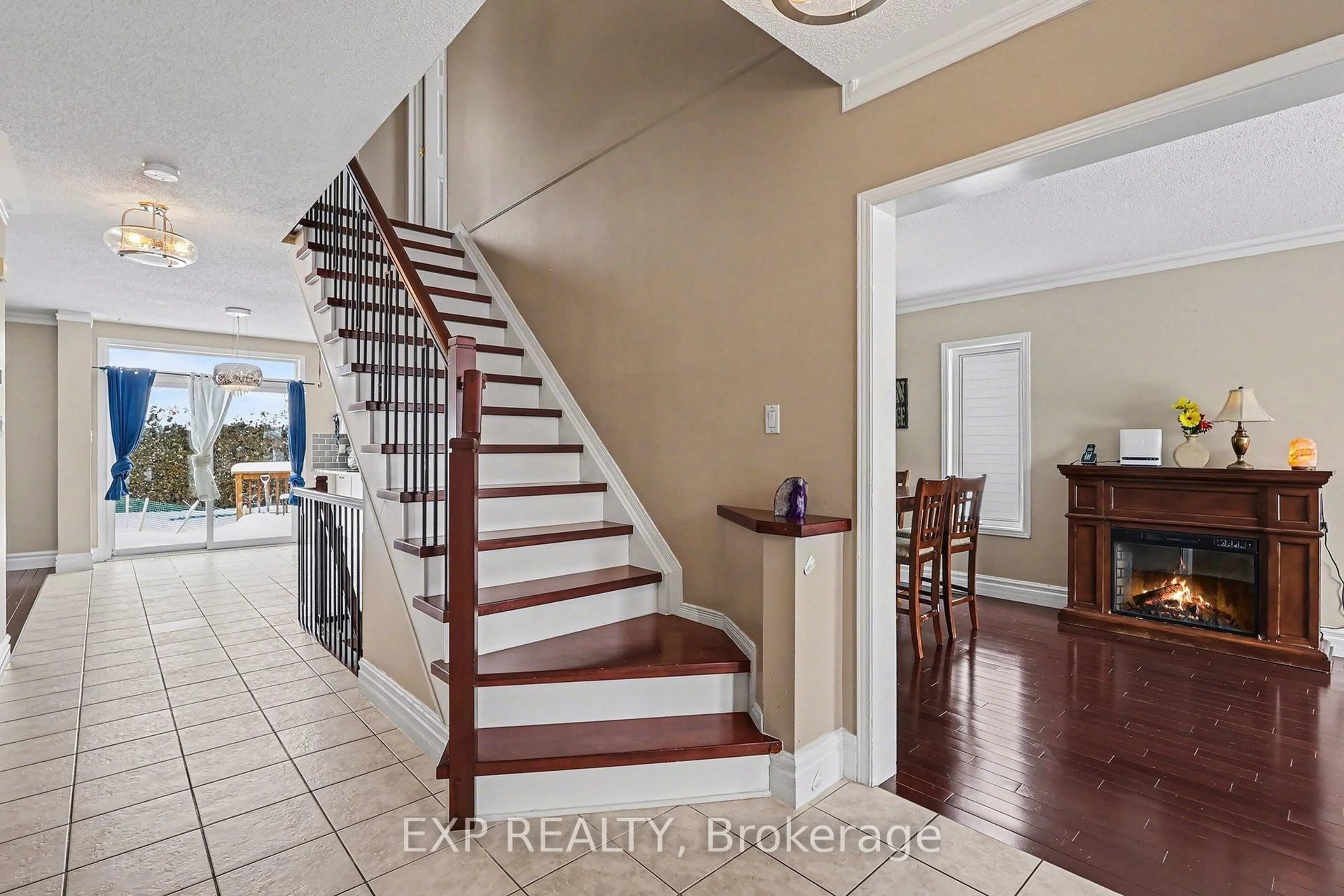 Indoor entryway for 61 Lamadeleine Blvd, Russell Ontario K0A 1W0