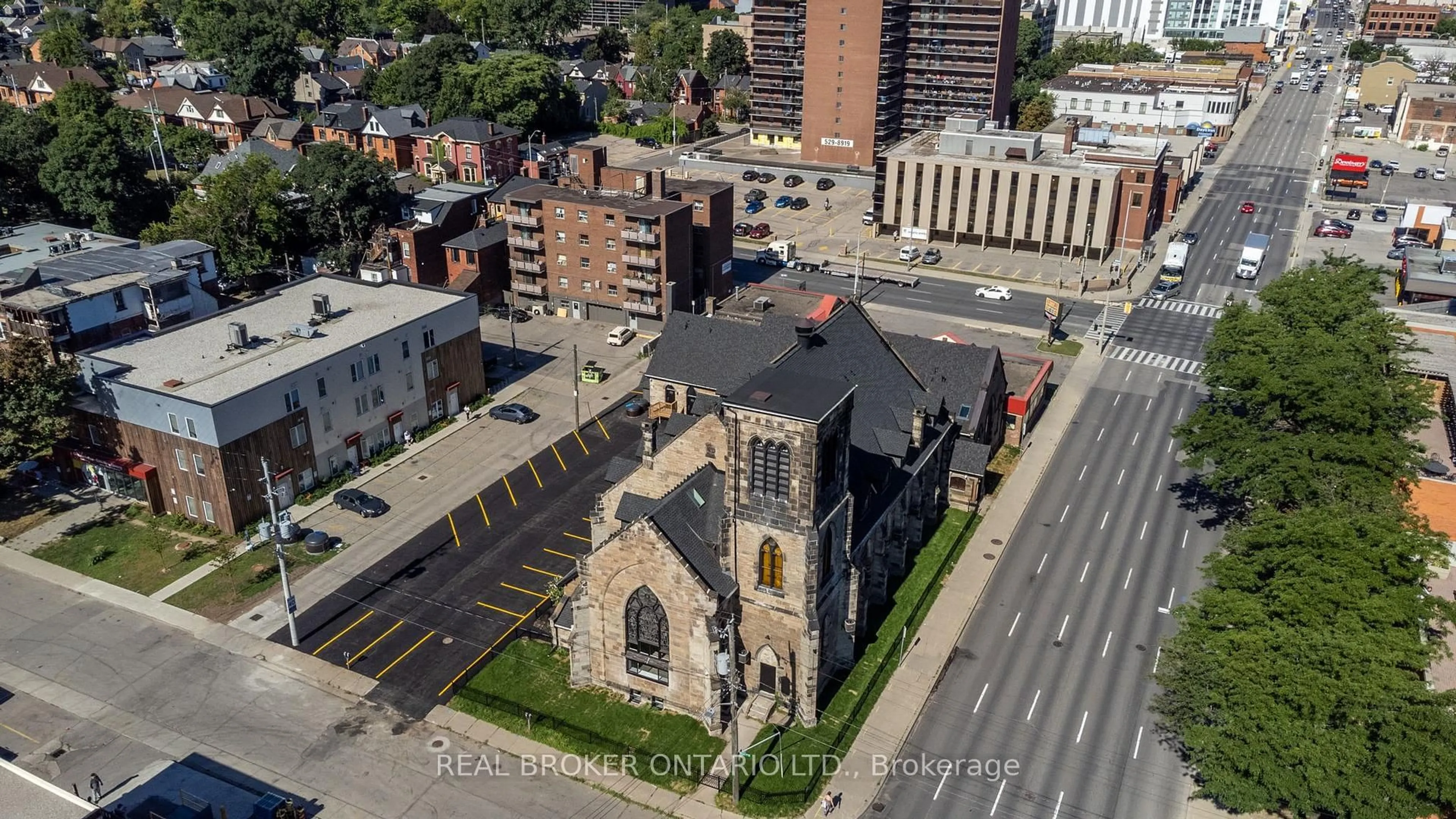 A pic from outside/outdoor area/front of a property/back of a property/a pic from drone, unknown for 16 West Ave, Hamilton Ontario L8N 2S1