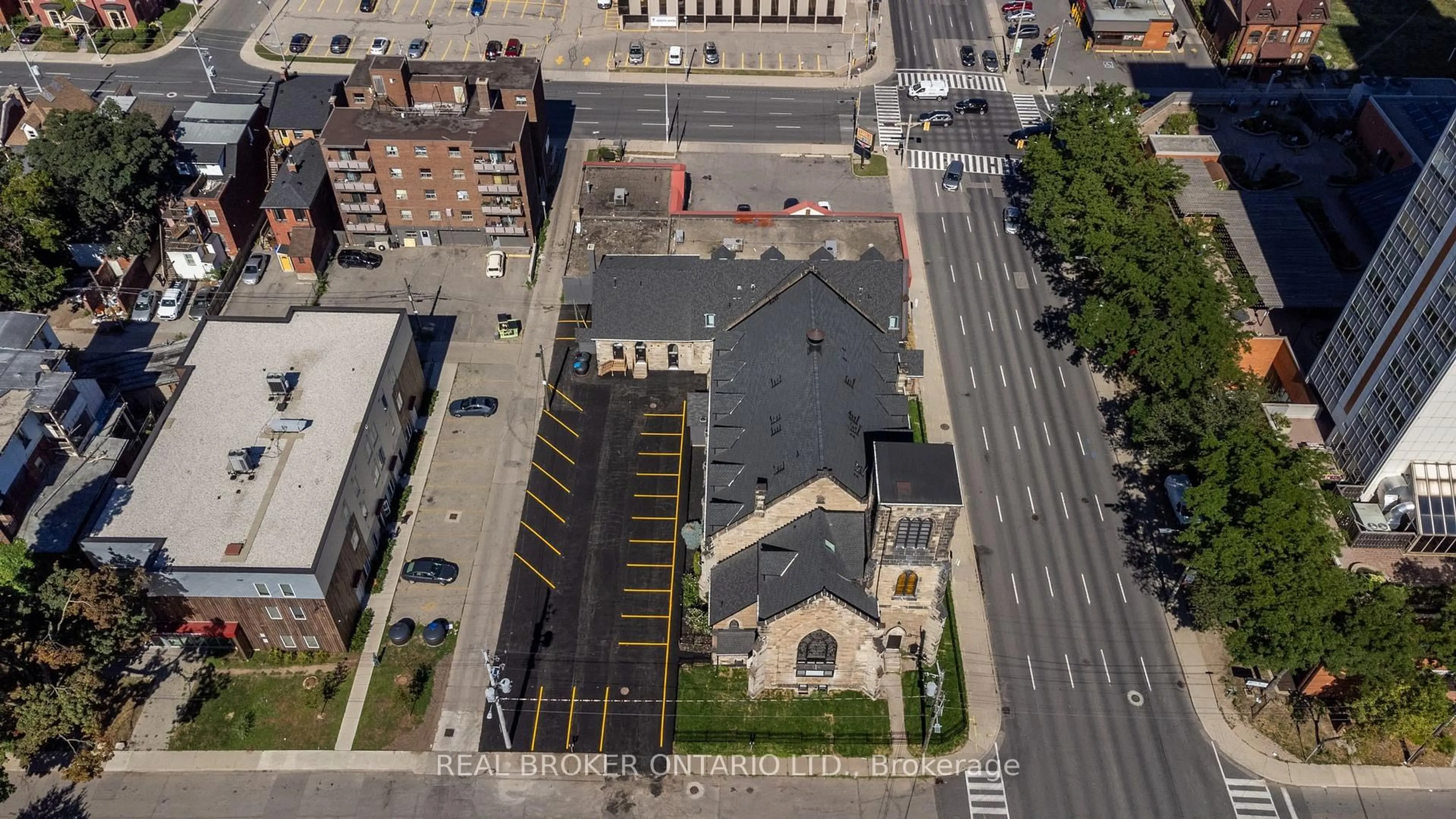 A pic from outside/outdoor area/front of a property/back of a property/a pic from drone, unknown for 16 West Ave, Hamilton Ontario L8N 2S1