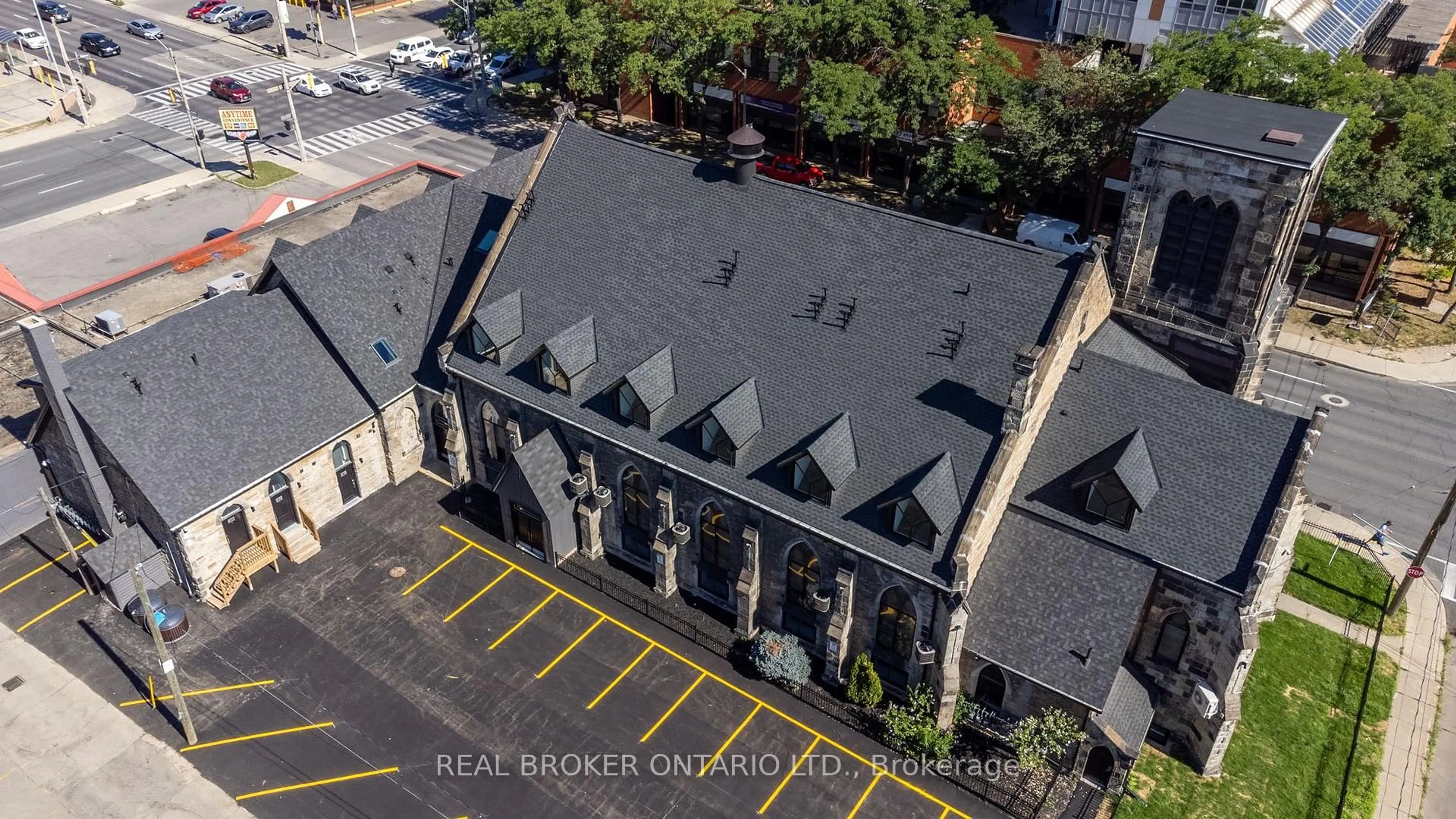 A pic from outside/outdoor area/front of a property/back of a property/a pic from drone, building for 16 West Ave, Hamilton Ontario L8N 2S1