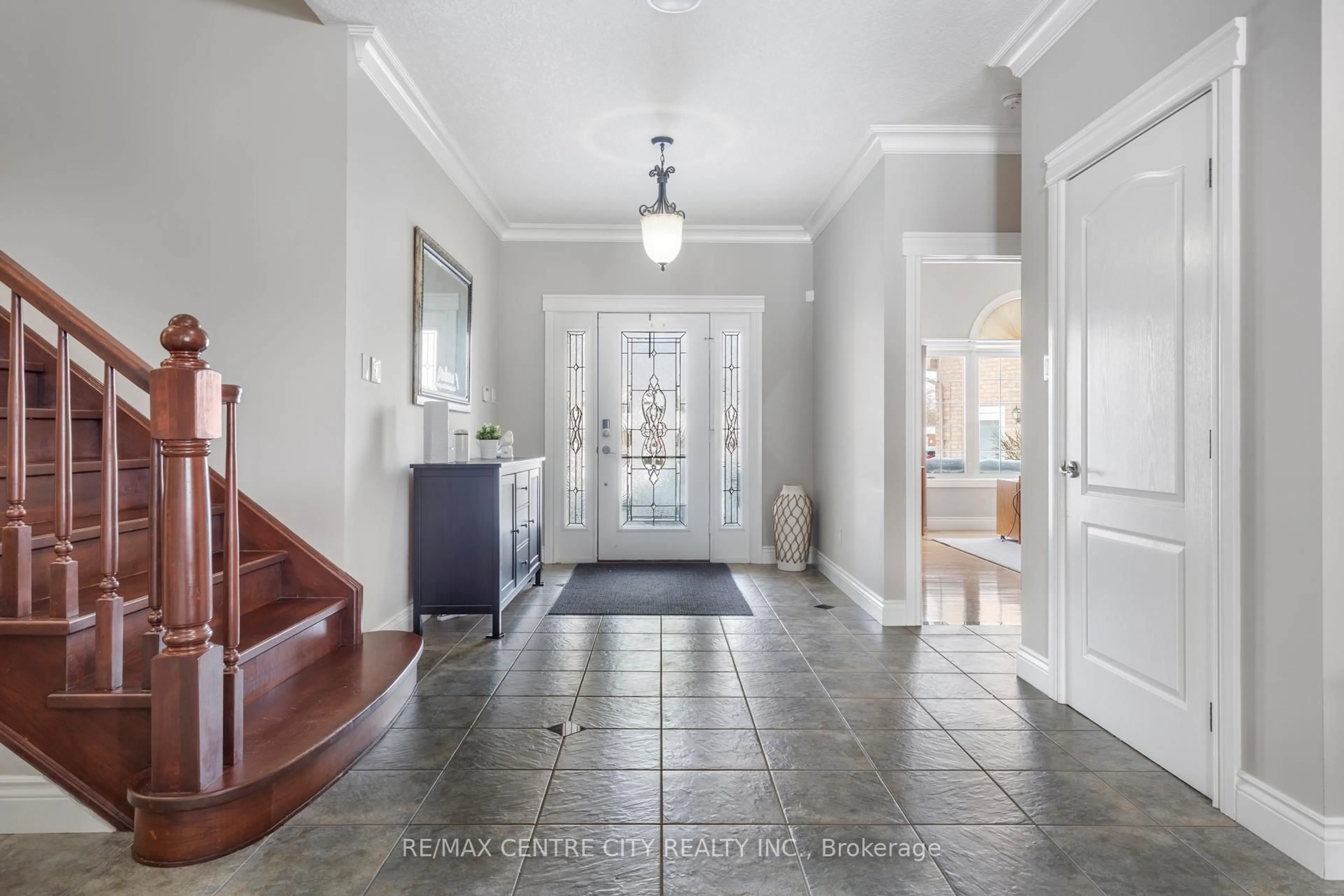 Indoor foyer for 12 Prespa Crt, St. Thomas Ontario N5R 0A8