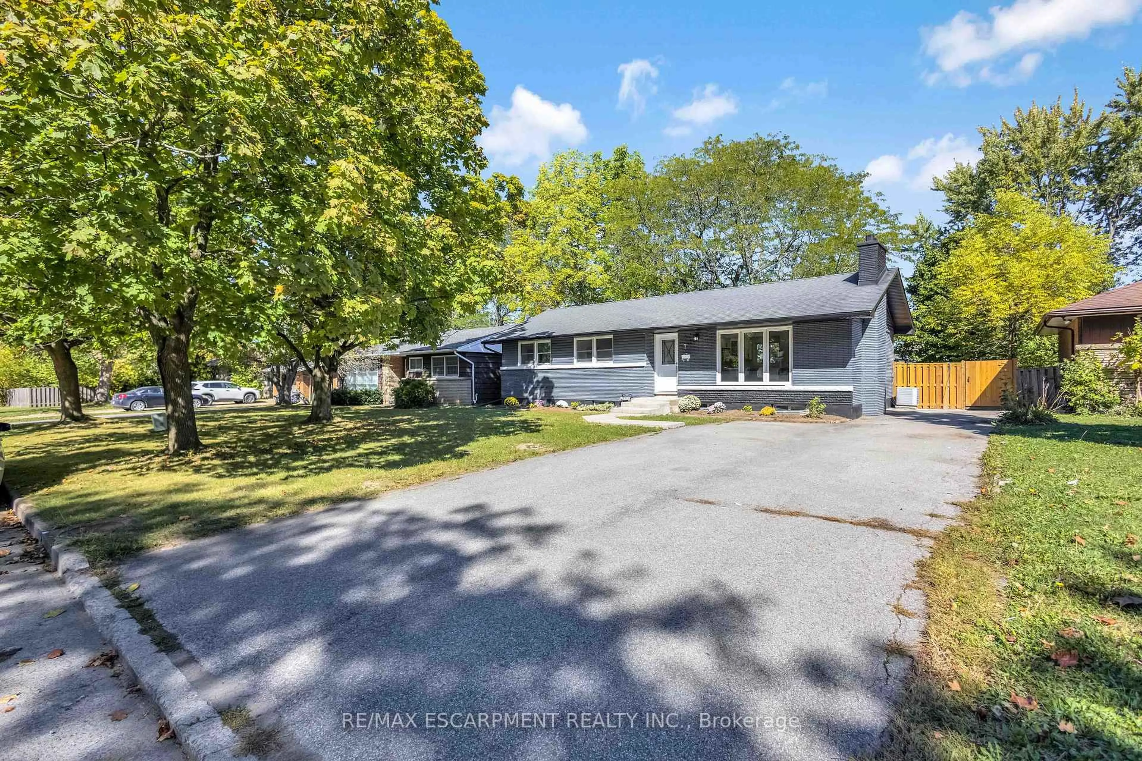 A pic from outside/outdoor area/front of a property/back of a property/a pic from drone, street for 7 Swan Dr, St. Catharines Ontario L2T 2C2