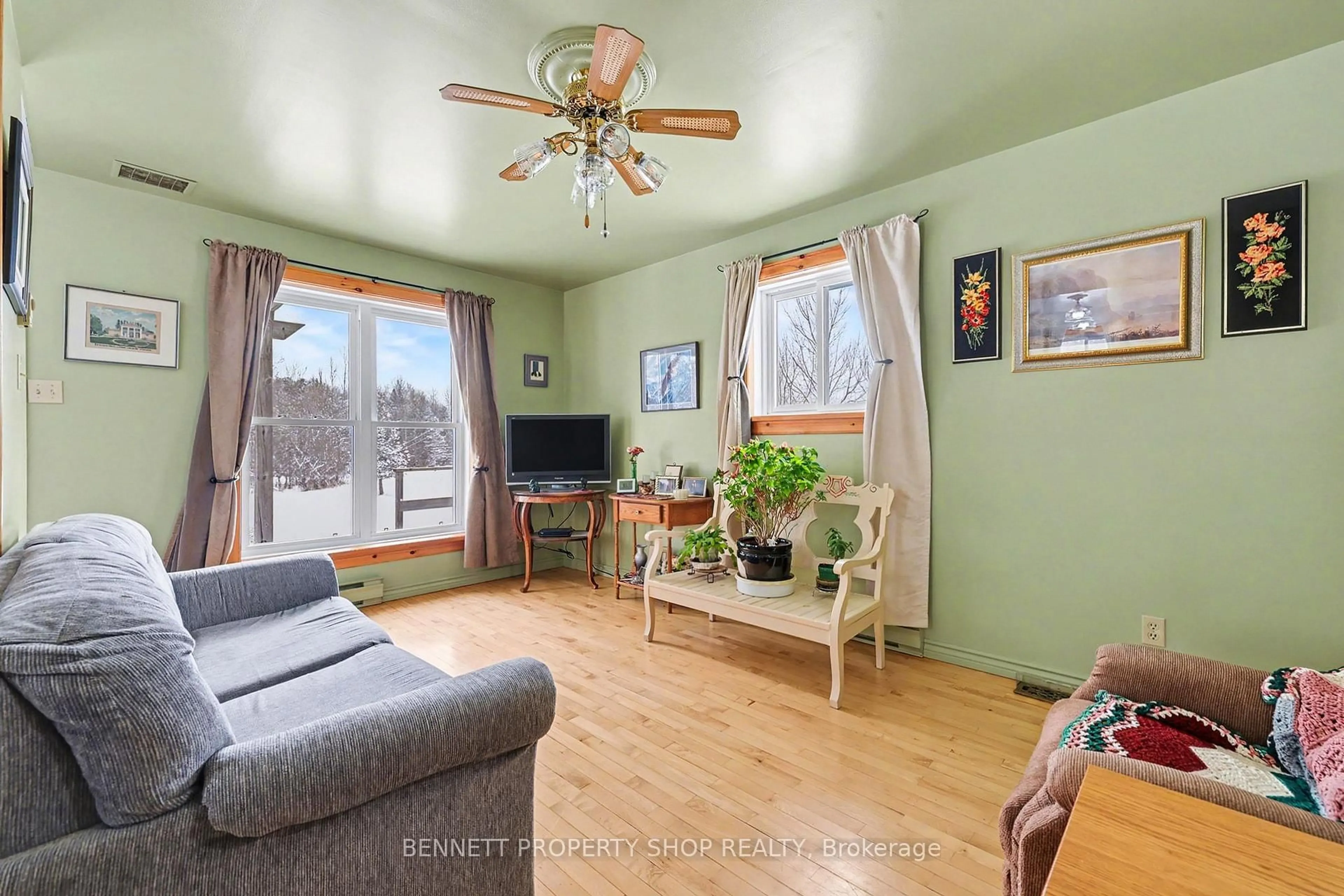 Living room with furniture, wood/laminate floor for 541 Drummond Con 5b Concession, Perth Ontario K7H 3C8