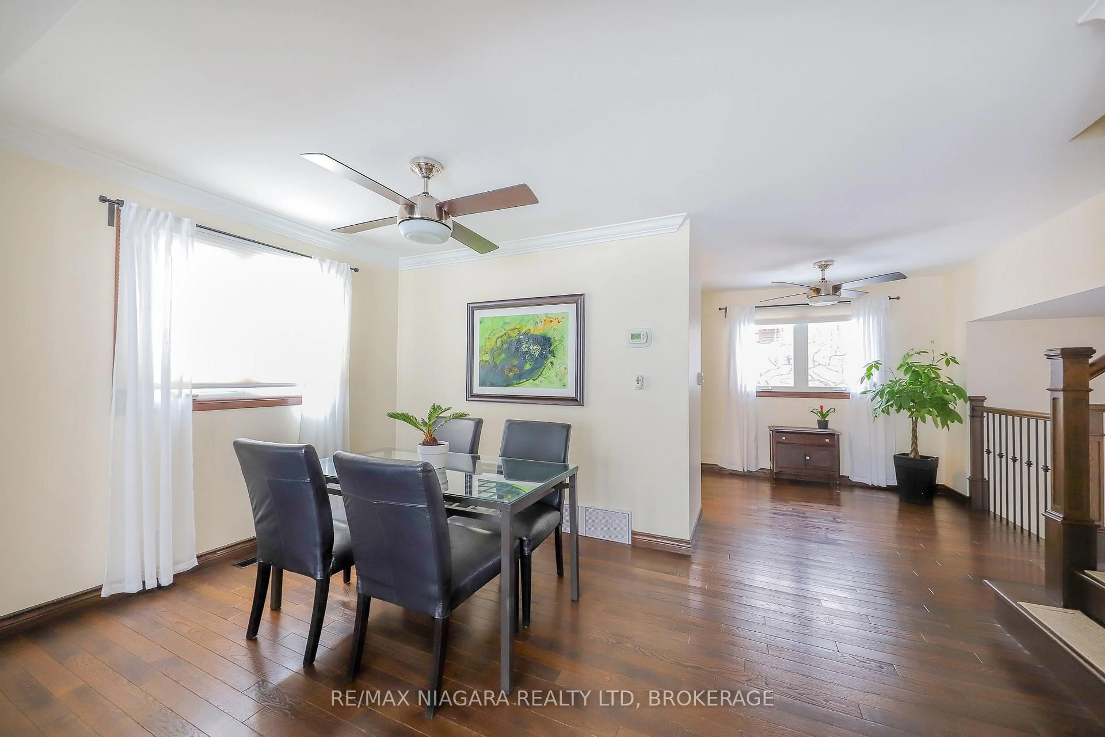 Dining room, wood/laminate floor for 19 Jessica Dr, St. Catharines Ontario L2M 6V9