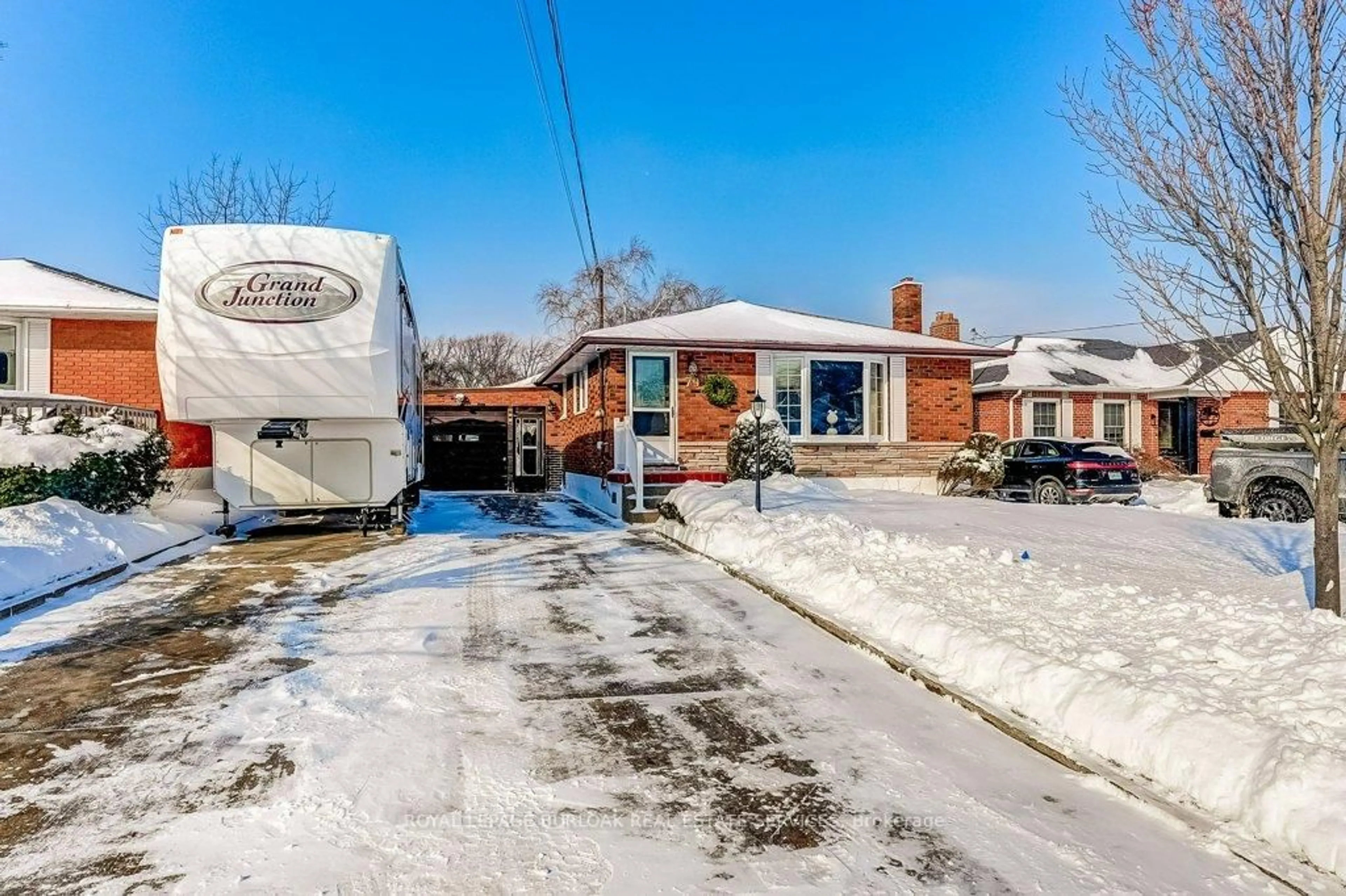 A pic from outside/outdoor area/front of a property/back of a property/a pic from drone, street for 79 Fairview Rd, Grimsby Ontario L3M 3L6
