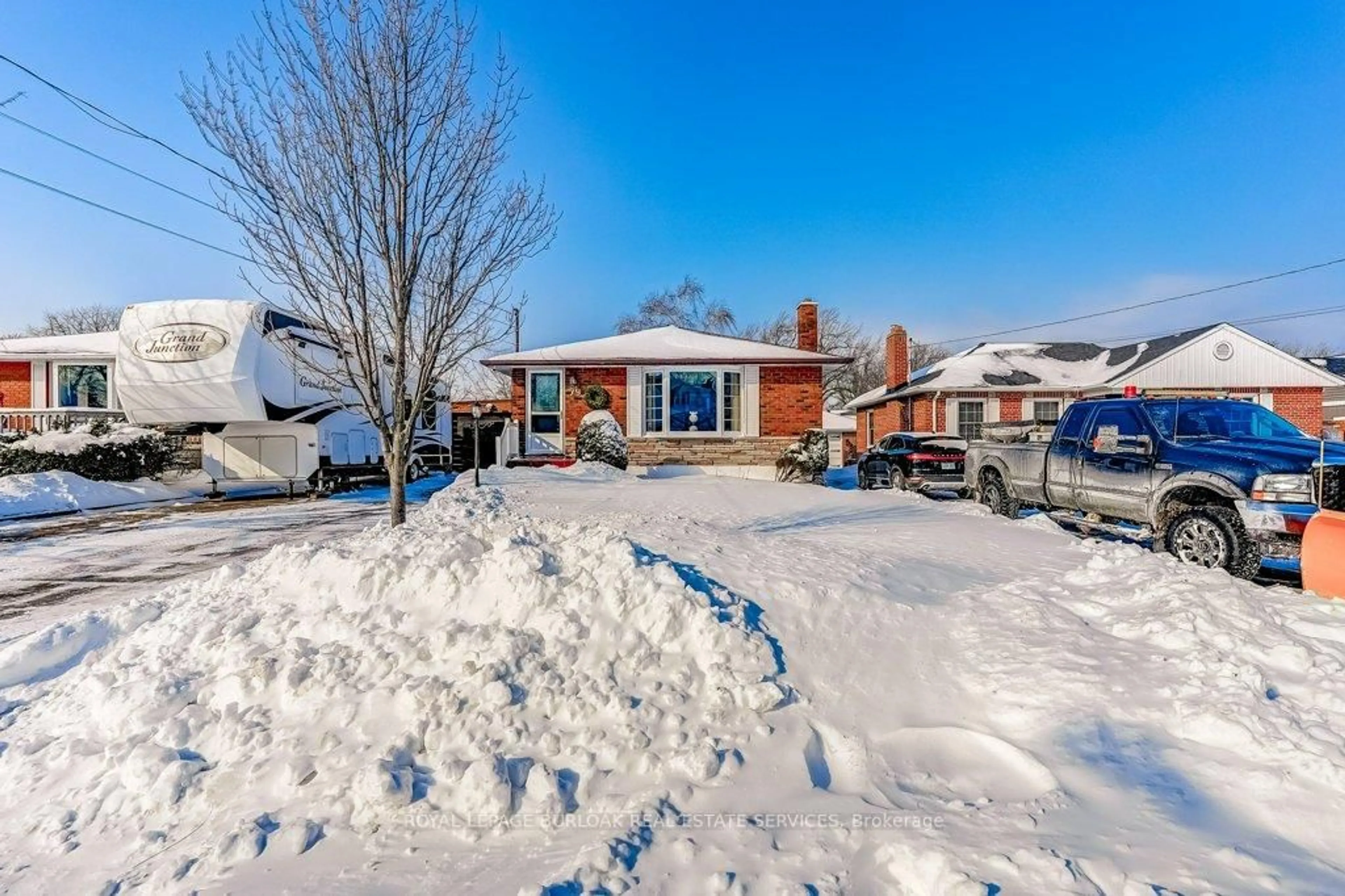 A pic from outside/outdoor area/front of a property/back of a property/a pic from drone, street for 79 Fairview Rd, Grimsby Ontario L3M 3L6