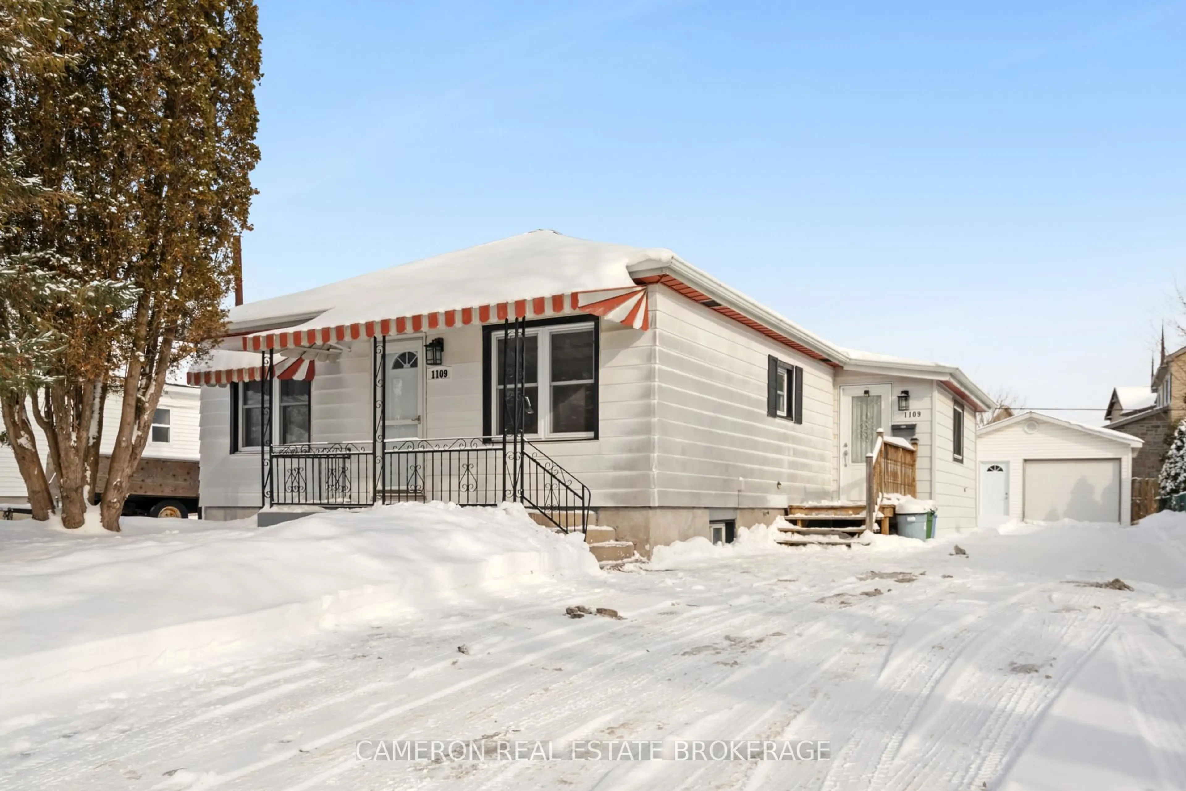 Home with vinyl exterior material, street for 1109 Larin Ave, Cornwall Ontario K6H 4C7