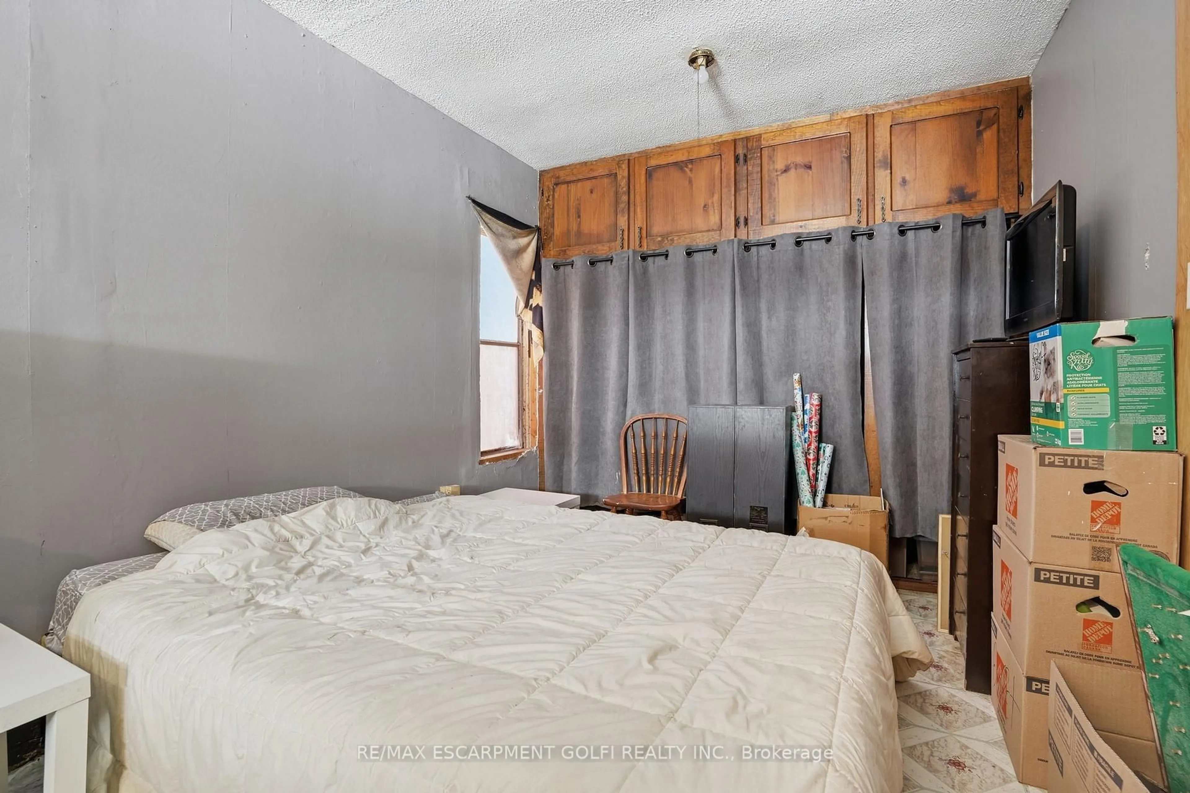 Bedroom with bed, unknown for 121 Gibson Ave, Hamilton Ontario L8L 6J9